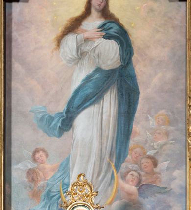 Zdjęcie nr 15: Nastawa ołtarzowa architektoniczna, jednokondygnacyjna ze zwieńczeniem, jednoosiowa z bramkami. Ołtarz prostopadłościenny, murowany, w drewnianej obudowie, z drewnianą mensą. Antepedium ujęte profilowaną ramą; w polu malowana płycina w formie leżącego prostokąta o zaokrąglonych narożach, wypełniona gałązkami różanymi, z akantowo-regencyjnym kartuszem. W narożach antepedium malowane ptaki siedzące na gałązkach. W polu kartusza ukazana scena męczeństwa św. Szymona i św. Judy Tadeusza, na tle pejzażu. Tabernakulum metalowe, prostopadłościenne, flankowane pilastrami w formie spływów wolutowych zdobionych gałązkami róży, zamknięte od góry profilowanym gzymsem. Drzwiczki w kształcie stojącego prostokąta zamkniętego łukiem odcinkowym nadwieszonym; w polu przedstawienie kielicha z hostią. Tabernakulum wprawione w wysoki cokół, na którym stoi tron wystawienia w formie obrotowej niszy, o wypukłej ściance frontowej i ustawionymi pod kątem ściankami bocznymi. Nisza flankowana parą kolumienek i spływów wolutowych dźwigających belkowanie oraz fragmenty przerwanego, półkolistego przyczółka. Na belkowaniu szczyt z rocaillem, z napisem w polu: „ECCE / TABERNACULUM / DEI”. Nastawa ustawiona na dwustrefowym cokole, z wyodrębnionymi czterema prostopadłościanami, w górnej części zdobionym płycinami. Retabulum ujęte parami pilastrów i filarów o kanelowanych trzonach oraz stojącymi przed nimi w układzie schodkowym kolumnami o kapitelach kompozytowych. Podpory dźwigają pełne belkowanie, wyłamane na ich osi, z przerwanym architrawem nad polem środkowym. Na belkowaniu fragmenty falistego, przerwanego przyczółka z figurami aniołów z arma Christi. W polu środkowym wnęka w formie stojącego prostokąta zamkniętego łukiem odcinkowym nadwieszonym, ujęta profilowaną ramą, z obrazem Najświętszej Marii Panny Niepokalanie Poczętej. Nad nią, w polu belkowania rocaille&#039;owy kartusz z napisem „HI / SUNT VIRI / MISERICORDIAE / [...]ccdis 44”. Zwieńczenie w formie zbliżonej do stojącego prostokąta, ujętego pilastrami przechodzącymi w spływy wolutowe, zamkniętego dwoma fragmentami wolutowego gzymsu. Całość zakończona szczytem utworzonym z muszli i zwisów kwiatowych, flankowanym przez dwa wazony. Zwieńczenie ujęte liśćmi palmowymi. W polu obraz z grupą Ukrzyżowania w formie stojącego prostokąta, w profilowanej ramie, dekorowanej rocaille&#039;m. Nastawa flankowana bramkami zwieńczonymi konsolami, na których stoją figury Marii i św. Jana Ewangelisty. Przejścia w formie stojącego prostokąta o wklęsłych górnych narożach, z drzwiczkami z malowanymi przedstawieniami św. Piotra i św. Pawła. Struktura polichromowana na sposób imitujący marmoryzację w kolorze zielono-niebieskim, z laserunkiem, kolumny, ornamentyka i profile złocone, detal srebrzony.