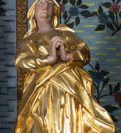 Zdjęcie nr 51: Nastawa ołtarzowa architektoniczna, jednokondygnacyjna ze zwieńczeniem, jednoosiowa z bramkami. Ołtarz prostopadłościenny, murowany, w drewnianej obudowie, z drewnianą mensą. Antepedium ujęte profilowaną ramą; w polu malowana płycina w formie leżącego prostokąta o zaokrąglonych narożach, wypełniona gałązkami różanymi, z akantowo-regencyjnym kartuszem. W narożach antepedium malowane ptaki siedzące na gałązkach. W polu kartusza ukazana scena męczeństwa św. Szymona i św. Judy Tadeusza, na tle pejzażu. Tabernakulum metalowe, prostopadłościenne, flankowane pilastrami w formie spływów wolutowych zdobionych gałązkami róży, zamknięte od góry profilowanym gzymsem. Drzwiczki w kształcie stojącego prostokąta zamkniętego łukiem odcinkowym nadwieszonym; w polu przedstawienie kielicha z hostią. Tabernakulum wprawione w wysoki cokół, na którym stoi tron wystawienia w formie obrotowej niszy, o wypukłej ściance frontowej i ustawionymi pod kątem ściankami bocznymi. Nisza flankowana parą kolumienek i spływów wolutowych dźwigających belkowanie oraz fragmenty przerwanego, półkolistego przyczółka. Na belkowaniu szczyt z rocaillem, z napisem w polu: „ECCE / TABERNACULUM / DEI”. Nastawa ustawiona na dwustrefowym cokole, z wyodrębnionymi czterema prostopadłościanami, w górnej części zdobionym płycinami. Retabulum ujęte parami pilastrów i filarów o kanelowanych trzonach oraz stojącymi przed nimi w układzie schodkowym kolumnami o kapitelach kompozytowych. Podpory dźwigają pełne belkowanie, wyłamane na ich osi, z przerwanym architrawem nad polem środkowym. Na belkowaniu fragmenty falistego, przerwanego przyczółka z figurami aniołów z arma Christi. W polu środkowym wnęka w formie stojącego prostokąta zamkniętego łukiem odcinkowym nadwieszonym, ujęta profilowaną ramą, z obrazem Najświętszej Marii Panny Niepokalanie Poczętej. Nad nią, w polu belkowania rocaille'owy kartusz z napisem „HI / SUNT VIRI / MISERICORDIAE / [...]ccdis 44”. Zwieńczenie w formie zbliżonej do stojącego prostokąta, ujętego pilastrami przechodzącymi w spływy wolutowe, zamkniętego dwoma fragmentami wolutowego gzymsu. Całość zakończona szczytem utworzonym z muszli i zwisów kwiatowych, flankowanym przez dwa wazony. Zwieńczenie ujęte liśćmi palmowymi. W polu obraz z grupą Ukrzyżowania w formie stojącego prostokąta, w profilowanej ramie, dekorowanej rocaille'm. Nastawa flankowana bramkami zwieńczonymi konsolami, na których stoją figury Marii i św. Jana Ewangelisty. Przejścia w formie stojącego prostokąta o wklęsłych górnych narożach, z drzwiczkami z malowanymi przedstawieniami św. Piotra i św. Pawła. Struktura polichromowana na sposób imitujący marmoryzację w kolorze zielono-niebieskim, z laserunkiem, kolumny, ornamentyka i profile złocone, detal srebrzony.