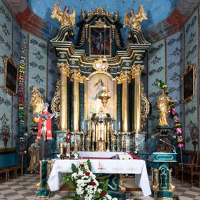 Zdjęcie nr 1: Nastawa ołtarzowa architektoniczna, jednokondygnacyjna ze zwieńczeniem, jednoosiowa z bramkami. Ołtarz prostopadłościenny, murowany, w drewnianej obudowie, z drewnianą mensą. Antepedium ujęte profilowaną ramą; w polu malowana płycina w formie leżącego prostokąta o zaokrąglonych narożach, wypełniona gałązkami różanymi, z akantowo-regencyjnym kartuszem. W narożach antepedium malowane ptaki siedzące na gałązkach. W polu kartusza ukazana scena męczeństwa św. Szymona i św. Judy Tadeusza, na tle pejzażu. Tabernakulum metalowe, prostopadłościenne, flankowane pilastrami w formie spływów wolutowych zdobionych gałązkami róży, zamknięte od góry profilowanym gzymsem. Drzwiczki w kształcie stojącego prostokąta zamkniętego łukiem odcinkowym nadwieszonym; w polu przedstawienie kielicha z hostią. Tabernakulum wprawione w wysoki cokół, na którym stoi tron wystawienia w formie obrotowej niszy, o wypukłej ściance frontowej i ustawionymi pod kątem ściankami bocznymi. Nisza flankowana parą kolumienek i spływów wolutowych dźwigających belkowanie oraz fragmenty przerwanego, półkolistego przyczółka. Na belkowaniu szczyt z rocaillem, z napisem w polu: „ECCE / TABERNACULUM / DEI”. Nastawa ustawiona na dwustrefowym cokole, z wyodrębnionymi czterema prostopadłościanami, w górnej części zdobionym płycinami. Retabulum ujęte parami pilastrów i filarów o kanelowanych trzonach oraz stojącymi przed nimi w układzie schodkowym kolumnami o kapitelach kompozytowych. Podpory dźwigają pełne belkowanie, wyłamane na ich osi, z przerwanym architrawem nad polem środkowym. Na belkowaniu fragmenty falistego, przerwanego przyczółka z figurami aniołów z arma Christi. W polu środkowym wnęka w formie stojącego prostokąta zamkniętego łukiem odcinkowym nadwieszonym, ujęta profilowaną ramą, z obrazem Najświętszej Marii Panny Niepokalanie Poczętej. Nad nią, w polu belkowania rocaille'owy kartusz z napisem „HI / SUNT VIRI / MISERICORDIAE / [...]ccdis 44”. Zwieńczenie w formie zbliżonej do stojącego prostokąta, ujętego pilastrami przechodzącymi w spływy wolutowe, zamkniętego dwoma fragmentami wolutowego gzymsu. Całość zakończona szczytem utworzonym z muszli i zwisów kwiatowych, flankowanym przez dwa wazony. Zwieńczenie ujęte liśćmi palmowymi. W polu obraz z grupą Ukrzyżowania w formie stojącego prostokąta, w profilowanej ramie, dekorowanej rocaille'm. Nastawa flankowana bramkami zwieńczonymi konsolami, na których stoją figury Marii i św. Jana Ewangelisty. Przejścia w formie stojącego prostokąta o wklęsłych górnych narożach, z drzwiczkami z malowanymi przedstawieniami św. Piotra i św. Pawła. Struktura polichromowana na sposób imitujący marmoryzację w kolorze zielono-niebieskim, z laserunkiem, kolumny, ornamentyka i profile złocone, detal srebrzony.