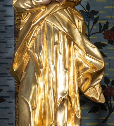 Zdjęcie nr 47: Nastawa ołtarzowa architektoniczna, jednokondygnacyjna ze zwieńczeniem, jednoosiowa z bramkami. Ołtarz prostopadłościenny, murowany, w drewnianej obudowie, z drewnianą mensą. Antepedium ujęte profilowaną ramą; w polu malowana płycina w formie leżącego prostokąta o zaokrąglonych narożach, wypełniona gałązkami różanymi, z akantowo-regencyjnym kartuszem. W narożach antepedium malowane ptaki siedzące na gałązkach. W polu kartusza ukazana scena męczeństwa św. Szymona i św. Judy Tadeusza, na tle pejzażu. Tabernakulum metalowe, prostopadłościenne, flankowane pilastrami w formie spływów wolutowych zdobionych gałązkami róży, zamknięte od góry profilowanym gzymsem. Drzwiczki w kształcie stojącego prostokąta zamkniętego łukiem odcinkowym nadwieszonym; w polu przedstawienie kielicha z hostią. Tabernakulum wprawione w wysoki cokół, na którym stoi tron wystawienia w formie obrotowej niszy, o wypukłej ściance frontowej i ustawionymi pod kątem ściankami bocznymi. Nisza flankowana parą kolumienek i spływów wolutowych dźwigających belkowanie oraz fragmenty przerwanego, półkolistego przyczółka. Na belkowaniu szczyt z rocaillem, z napisem w polu: „ECCE / TABERNACULUM / DEI”. Nastawa ustawiona na dwustrefowym cokole, z wyodrębnionymi czterema prostopadłościanami, w górnej części zdobionym płycinami. Retabulum ujęte parami pilastrów i filarów o kanelowanych trzonach oraz stojącymi przed nimi w układzie schodkowym kolumnami o kapitelach kompozytowych. Podpory dźwigają pełne belkowanie, wyłamane na ich osi, z przerwanym architrawem nad polem środkowym. Na belkowaniu fragmenty falistego, przerwanego przyczółka z figurami aniołów z arma Christi. W polu środkowym wnęka w formie stojącego prostokąta zamkniętego łukiem odcinkowym nadwieszonym, ujęta profilowaną ramą, z obrazem Najświętszej Marii Panny Niepokalanie Poczętej. Nad nią, w polu belkowania rocaille&#039;owy kartusz z napisem „HI / SUNT VIRI / MISERICORDIAE / [...]ccdis 44”. Zwieńczenie w formie zbliżonej do stojącego prostokąta, ujętego pilastrami przechodzącymi w spływy wolutowe, zamkniętego dwoma fragmentami wolutowego gzymsu. Całość zakończona szczytem utworzonym z muszli i zwisów kwiatowych, flankowanym przez dwa wazony. Zwieńczenie ujęte liśćmi palmowymi. W polu obraz z grupą Ukrzyżowania w formie stojącego prostokąta, w profilowanej ramie, dekorowanej rocaille&#039;m. Nastawa flankowana bramkami zwieńczonymi konsolami, na których stoją figury Marii i św. Jana Ewangelisty. Przejścia w formie stojącego prostokąta o wklęsłych górnych narożach, z drzwiczkami z malowanymi przedstawieniami św. Piotra i św. Pawła. Struktura polichromowana na sposób imitujący marmoryzację w kolorze zielono-niebieskim, z laserunkiem, kolumny, ornamentyka i profile złocone, detal srebrzony.