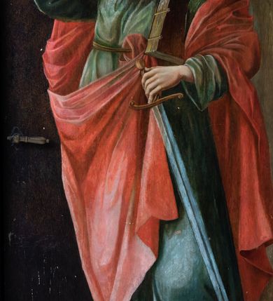 Zdjęcie nr 75: Nastawa ołtarzowa architektoniczna, jednokondygnacyjna ze zwieńczeniem, jednoosiowa z bramkami. Ołtarz prostopadłościenny, murowany, w drewnianej obudowie, z drewnianą mensą. Antepedium ujęte profilowaną ramą; w polu malowana płycina w formie leżącego prostokąta o zaokrąglonych narożach, wypełniona gałązkami różanymi, z akantowo-regencyjnym kartuszem. W narożach antepedium malowane ptaki siedzące na gałązkach. W polu kartusza ukazana scena męczeństwa św. Szymona i św. Judy Tadeusza, na tle pejzażu. Tabernakulum metalowe, prostopadłościenne, flankowane pilastrami w formie spływów wolutowych zdobionych gałązkami róży, zamknięte od góry profilowanym gzymsem. Drzwiczki w kształcie stojącego prostokąta zamkniętego łukiem odcinkowym nadwieszonym; w polu przedstawienie kielicha z hostią. Tabernakulum wprawione w wysoki cokół, na którym stoi tron wystawienia w formie obrotowej niszy, o wypukłej ściance frontowej i ustawionymi pod kątem ściankami bocznymi. Nisza flankowana parą kolumienek i spływów wolutowych dźwigających belkowanie oraz fragmenty przerwanego, półkolistego przyczółka. Na belkowaniu szczyt z rocaillem, z napisem w polu: „ECCE / TABERNACULUM / DEI”. Nastawa ustawiona na dwustrefowym cokole, z wyodrębnionymi czterema prostopadłościanami, w górnej części zdobionym płycinami. Retabulum ujęte parami pilastrów i filarów o kanelowanych trzonach oraz stojącymi przed nimi w układzie schodkowym kolumnami o kapitelach kompozytowych. Podpory dźwigają pełne belkowanie, wyłamane na ich osi, z przerwanym architrawem nad polem środkowym. Na belkowaniu fragmenty falistego, przerwanego przyczółka z figurami aniołów z arma Christi. W polu środkowym wnęka w formie stojącego prostokąta zamkniętego łukiem odcinkowym nadwieszonym, ujęta profilowaną ramą, z obrazem Najświętszej Marii Panny Niepokalanie Poczętej. Nad nią, w polu belkowania rocaille'owy kartusz z napisem „HI / SUNT VIRI / MISERICORDIAE / [...]ccdis 44”. Zwieńczenie w formie zbliżonej do stojącego prostokąta, ujętego pilastrami przechodzącymi w spływy wolutowe, zamkniętego dwoma fragmentami wolutowego gzymsu. Całość zakończona szczytem utworzonym z muszli i zwisów kwiatowych, flankowanym przez dwa wazony. Zwieńczenie ujęte liśćmi palmowymi. W polu obraz z grupą Ukrzyżowania w formie stojącego prostokąta, w profilowanej ramie, dekorowanej rocaille'm. Nastawa flankowana bramkami zwieńczonymi konsolami, na których stoją figury Marii i św. Jana Ewangelisty. Przejścia w formie stojącego prostokąta o wklęsłych górnych narożach, z drzwiczkami z malowanymi przedstawieniami św. Piotra i św. Pawła. Struktura polichromowana na sposób imitujący marmoryzację w kolorze zielono-niebieskim, z laserunkiem, kolumny, ornamentyka i profile złocone, detal srebrzony.