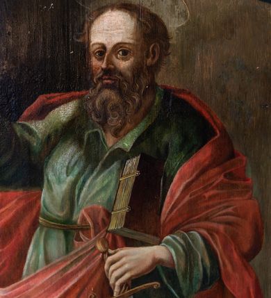 Zdjęcie nr 73: Nastawa ołtarzowa architektoniczna, jednokondygnacyjna ze zwieńczeniem, jednoosiowa z bramkami. Ołtarz prostopadłościenny, murowany, w drewnianej obudowie, z drewnianą mensą. Antepedium ujęte profilowaną ramą; w polu malowana płycina w formie leżącego prostokąta o zaokrąglonych narożach, wypełniona gałązkami różanymi, z akantowo-regencyjnym kartuszem. W narożach antepedium malowane ptaki siedzące na gałązkach. W polu kartusza ukazana scena męczeństwa św. Szymona i św. Judy Tadeusza, na tle pejzażu. Tabernakulum metalowe, prostopadłościenne, flankowane pilastrami w formie spływów wolutowych zdobionych gałązkami róży, zamknięte od góry profilowanym gzymsem. Drzwiczki w kształcie stojącego prostokąta zamkniętego łukiem odcinkowym nadwieszonym; w polu przedstawienie kielicha z hostią. Tabernakulum wprawione w wysoki cokół, na którym stoi tron wystawienia w formie obrotowej niszy, o wypukłej ściance frontowej i ustawionymi pod kątem ściankami bocznymi. Nisza flankowana parą kolumienek i spływów wolutowych dźwigających belkowanie oraz fragmenty przerwanego, półkolistego przyczółka. Na belkowaniu szczyt z rocaillem, z napisem w polu: „ECCE / TABERNACULUM / DEI”. Nastawa ustawiona na dwustrefowym cokole, z wyodrębnionymi czterema prostopadłościanami, w górnej części zdobionym płycinami. Retabulum ujęte parami pilastrów i filarów o kanelowanych trzonach oraz stojącymi przed nimi w układzie schodkowym kolumnami o kapitelach kompozytowych. Podpory dźwigają pełne belkowanie, wyłamane na ich osi, z przerwanym architrawem nad polem środkowym. Na belkowaniu fragmenty falistego, przerwanego przyczółka z figurami aniołów z arma Christi. W polu środkowym wnęka w formie stojącego prostokąta zamkniętego łukiem odcinkowym nadwieszonym, ujęta profilowaną ramą, z obrazem Najświętszej Marii Panny Niepokalanie Poczętej. Nad nią, w polu belkowania rocaille'owy kartusz z napisem „HI / SUNT VIRI / MISERICORDIAE / [...]ccdis 44”. Zwieńczenie w formie zbliżonej do stojącego prostokąta, ujętego pilastrami przechodzącymi w spływy wolutowe, zamkniętego dwoma fragmentami wolutowego gzymsu. Całość zakończona szczytem utworzonym z muszli i zwisów kwiatowych, flankowanym przez dwa wazony. Zwieńczenie ujęte liśćmi palmowymi. W polu obraz z grupą Ukrzyżowania w formie stojącego prostokąta, w profilowanej ramie, dekorowanej rocaille'm. Nastawa flankowana bramkami zwieńczonymi konsolami, na których stoją figury Marii i św. Jana Ewangelisty. Przejścia w formie stojącego prostokąta o wklęsłych górnych narożach, z drzwiczkami z malowanymi przedstawieniami św. Piotra i św. Pawła. Struktura polichromowana na sposób imitujący marmoryzację w kolorze zielono-niebieskim, z laserunkiem, kolumny, ornamentyka i profile złocone, detal srebrzony.