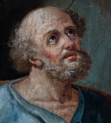 Zdjęcie nr 70: Nastawa ołtarzowa architektoniczna, jednokondygnacyjna ze zwieńczeniem, jednoosiowa z bramkami. Ołtarz prostopadłościenny, murowany, w drewnianej obudowie, z drewnianą mensą. Antepedium ujęte profilowaną ramą; w polu malowana płycina w formie leżącego prostokąta o zaokrąglonych narożach, wypełniona gałązkami różanymi, z akantowo-regencyjnym kartuszem. W narożach antepedium malowane ptaki siedzące na gałązkach. W polu kartusza ukazana scena męczeństwa św. Szymona i św. Judy Tadeusza, na tle pejzażu. Tabernakulum metalowe, prostopadłościenne, flankowane pilastrami w formie spływów wolutowych zdobionych gałązkami róży, zamknięte od góry profilowanym gzymsem. Drzwiczki w kształcie stojącego prostokąta zamkniętego łukiem odcinkowym nadwieszonym; w polu przedstawienie kielicha z hostią. Tabernakulum wprawione w wysoki cokół, na którym stoi tron wystawienia w formie obrotowej niszy, o wypukłej ściance frontowej i ustawionymi pod kątem ściankami bocznymi. Nisza flankowana parą kolumienek i spływów wolutowych dźwigających belkowanie oraz fragmenty przerwanego, półkolistego przyczółka. Na belkowaniu szczyt z rocaillem, z napisem w polu: „ECCE / TABERNACULUM / DEI”. Nastawa ustawiona na dwustrefowym cokole, z wyodrębnionymi czterema prostopadłościanami, w górnej części zdobionym płycinami. Retabulum ujęte parami pilastrów i filarów o kanelowanych trzonach oraz stojącymi przed nimi w układzie schodkowym kolumnami o kapitelach kompozytowych. Podpory dźwigają pełne belkowanie, wyłamane na ich osi, z przerwanym architrawem nad polem środkowym. Na belkowaniu fragmenty falistego, przerwanego przyczółka z figurami aniołów z arma Christi. W polu środkowym wnęka w formie stojącego prostokąta zamkniętego łukiem odcinkowym nadwieszonym, ujęta profilowaną ramą, z obrazem Najświętszej Marii Panny Niepokalanie Poczętej. Nad nią, w polu belkowania rocaille'owy kartusz z napisem „HI / SUNT VIRI / MISERICORDIAE / [...]ccdis 44”. Zwieńczenie w formie zbliżonej do stojącego prostokąta, ujętego pilastrami przechodzącymi w spływy wolutowe, zamkniętego dwoma fragmentami wolutowego gzymsu. Całość zakończona szczytem utworzonym z muszli i zwisów kwiatowych, flankowanym przez dwa wazony. Zwieńczenie ujęte liśćmi palmowymi. W polu obraz z grupą Ukrzyżowania w formie stojącego prostokąta, w profilowanej ramie, dekorowanej rocaille'm. Nastawa flankowana bramkami zwieńczonymi konsolami, na których stoją figury Marii i św. Jana Ewangelisty. Przejścia w formie stojącego prostokąta o wklęsłych górnych narożach, z drzwiczkami z malowanymi przedstawieniami św. Piotra i św. Pawła. Struktura polichromowana na sposób imitujący marmoryzację w kolorze zielono-niebieskim, z laserunkiem, kolumny, ornamentyka i profile złocone, detal srebrzony.