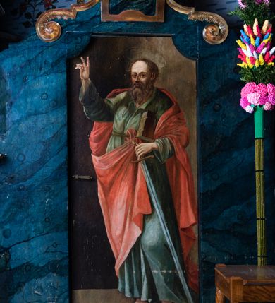 Zdjęcie nr 71: Nastawa ołtarzowa architektoniczna, jednokondygnacyjna ze zwieńczeniem, jednoosiowa z bramkami. Ołtarz prostopadłościenny, murowany, w drewnianej obudowie, z drewnianą mensą. Antepedium ujęte profilowaną ramą; w polu malowana płycina w formie leżącego prostokąta o zaokrąglonych narożach, wypełniona gałązkami różanymi, z akantowo-regencyjnym kartuszem. W narożach antepedium malowane ptaki siedzące na gałązkach. W polu kartusza ukazana scena męczeństwa św. Szymona i św. Judy Tadeusza, na tle pejzażu. Tabernakulum metalowe, prostopadłościenne, flankowane pilastrami w formie spływów wolutowych zdobionych gałązkami róży, zamknięte od góry profilowanym gzymsem. Drzwiczki w kształcie stojącego prostokąta zamkniętego łukiem odcinkowym nadwieszonym; w polu przedstawienie kielicha z hostią. Tabernakulum wprawione w wysoki cokół, na którym stoi tron wystawienia w formie obrotowej niszy, o wypukłej ściance frontowej i ustawionymi pod kątem ściankami bocznymi. Nisza flankowana parą kolumienek i spływów wolutowych dźwigających belkowanie oraz fragmenty przerwanego, półkolistego przyczółka. Na belkowaniu szczyt z rocaillem, z napisem w polu: „ECCE / TABERNACULUM / DEI”. Nastawa ustawiona na dwustrefowym cokole, z wyodrębnionymi czterema prostopadłościanami, w górnej części zdobionym płycinami. Retabulum ujęte parami pilastrów i filarów o kanelowanych trzonach oraz stojącymi przed nimi w układzie schodkowym kolumnami o kapitelach kompozytowych. Podpory dźwigają pełne belkowanie, wyłamane na ich osi, z przerwanym architrawem nad polem środkowym. Na belkowaniu fragmenty falistego, przerwanego przyczółka z figurami aniołów z arma Christi. W polu środkowym wnęka w formie stojącego prostokąta zamkniętego łukiem odcinkowym nadwieszonym, ujęta profilowaną ramą, z obrazem Najświętszej Marii Panny Niepokalanie Poczętej. Nad nią, w polu belkowania rocaille'owy kartusz z napisem „HI / SUNT VIRI / MISERICORDIAE / [...]ccdis 44”. Zwieńczenie w formie zbliżonej do stojącego prostokąta, ujętego pilastrami przechodzącymi w spływy wolutowe, zamkniętego dwoma fragmentami wolutowego gzymsu. Całość zakończona szczytem utworzonym z muszli i zwisów kwiatowych, flankowanym przez dwa wazony. Zwieńczenie ujęte liśćmi palmowymi. W polu obraz z grupą Ukrzyżowania w formie stojącego prostokąta, w profilowanej ramie, dekorowanej rocaille'm. Nastawa flankowana bramkami zwieńczonymi konsolami, na których stoją figury Marii i św. Jana Ewangelisty. Przejścia w formie stojącego prostokąta o wklęsłych górnych narożach, z drzwiczkami z malowanymi przedstawieniami św. Piotra i św. Pawła. Struktura polichromowana na sposób imitujący marmoryzację w kolorze zielono-niebieskim, z laserunkiem, kolumny, ornamentyka i profile złocone, detal srebrzony.