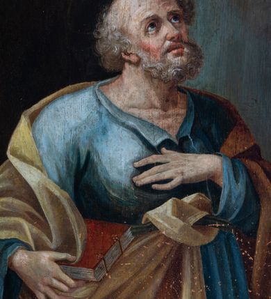 Zdjęcie nr 69: Nastawa ołtarzowa architektoniczna, jednokondygnacyjna ze zwieńczeniem, jednoosiowa z bramkami. Ołtarz prostopadłościenny, murowany, w drewnianej obudowie, z drewnianą mensą. Antepedium ujęte profilowaną ramą; w polu malowana płycina w formie leżącego prostokąta o zaokrąglonych narożach, wypełniona gałązkami różanymi, z akantowo-regencyjnym kartuszem. W narożach antepedium malowane ptaki siedzące na gałązkach. W polu kartusza ukazana scena męczeństwa św. Szymona i św. Judy Tadeusza, na tle pejzażu. Tabernakulum metalowe, prostopadłościenne, flankowane pilastrami w formie spływów wolutowych zdobionych gałązkami róży, zamknięte od góry profilowanym gzymsem. Drzwiczki w kształcie stojącego prostokąta zamkniętego łukiem odcinkowym nadwieszonym; w polu przedstawienie kielicha z hostią. Tabernakulum wprawione w wysoki cokół, na którym stoi tron wystawienia w formie obrotowej niszy, o wypukłej ściance frontowej i ustawionymi pod kątem ściankami bocznymi. Nisza flankowana parą kolumienek i spływów wolutowych dźwigających belkowanie oraz fragmenty przerwanego, półkolistego przyczółka. Na belkowaniu szczyt z rocaillem, z napisem w polu: „ECCE / TABERNACULUM / DEI”. Nastawa ustawiona na dwustrefowym cokole, z wyodrębnionymi czterema prostopadłościanami, w górnej części zdobionym płycinami. Retabulum ujęte parami pilastrów i filarów o kanelowanych trzonach oraz stojącymi przed nimi w układzie schodkowym kolumnami o kapitelach kompozytowych. Podpory dźwigają pełne belkowanie, wyłamane na ich osi, z przerwanym architrawem nad polem środkowym. Na belkowaniu fragmenty falistego, przerwanego przyczółka z figurami aniołów z arma Christi. W polu środkowym wnęka w formie stojącego prostokąta zamkniętego łukiem odcinkowym nadwieszonym, ujęta profilowaną ramą, z obrazem Najświętszej Marii Panny Niepokalanie Poczętej. Nad nią, w polu belkowania rocaille'owy kartusz z napisem „HI / SUNT VIRI / MISERICORDIAE / [...]ccdis 44”. Zwieńczenie w formie zbliżonej do stojącego prostokąta, ujętego pilastrami przechodzącymi w spływy wolutowe, zamkniętego dwoma fragmentami wolutowego gzymsu. Całość zakończona szczytem utworzonym z muszli i zwisów kwiatowych, flankowanym przez dwa wazony. Zwieńczenie ujęte liśćmi palmowymi. W polu obraz z grupą Ukrzyżowania w formie stojącego prostokąta, w profilowanej ramie, dekorowanej rocaille'm. Nastawa flankowana bramkami zwieńczonymi konsolami, na których stoją figury Marii i św. Jana Ewangelisty. Przejścia w formie stojącego prostokąta o wklęsłych górnych narożach, z drzwiczkami z malowanymi przedstawieniami św. Piotra i św. Pawła. Struktura polichromowana na sposób imitujący marmoryzację w kolorze zielono-niebieskim, z laserunkiem, kolumny, ornamentyka i profile złocone, detal srebrzony.