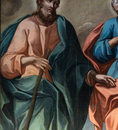 Zdjęcie nr 7: Nastawa ołtarzowa architektoniczna, jednokondygnacyjna ze zwieńczeniem, jednoosiowa z bramkami. Ołtarz prostopadłościenny, murowany, w drewnianej obudowie, z drewnianą mensą. Antepedium ujęte profilowaną ramą; w polu malowana płycina w formie leżącego prostokąta o zaokrąglonych narożach, wypełniona gałązkami różanymi, z akantowo-regencyjnym kartuszem. W narożach antepedium malowane ptaki siedzące na gałązkach. W polu kartusza ukazana scena męczeństwa św. Szymona i św. Judy Tadeusza, na tle pejzażu. Tabernakulum metalowe, prostopadłościenne, flankowane pilastrami w formie spływów wolutowych zdobionych gałązkami róży, zamknięte od góry profilowanym gzymsem. Drzwiczki w kształcie stojącego prostokąta zamkniętego łukiem odcinkowym nadwieszonym; w polu przedstawienie kielicha z hostią. Tabernakulum wprawione w wysoki cokół, na którym stoi tron wystawienia w formie obrotowej niszy, o wypukłej ściance frontowej i ustawionymi pod kątem ściankami bocznymi. Nisza flankowana parą kolumienek i spływów wolutowych dźwigających belkowanie oraz fragmenty przerwanego, półkolistego przyczółka. Na belkowaniu szczyt z rocaillem, z napisem w polu: „ECCE / TABERNACULUM / DEI”. Nastawa ustawiona na dwustrefowym cokole, z wyodrębnionymi czterema prostopadłościanami, w górnej części zdobionym płycinami. Retabulum ujęte parami pilastrów i filarów o kanelowanych trzonach oraz stojącymi przed nimi w układzie schodkowym kolumnami o kapitelach kompozytowych. Podpory dźwigają pełne belkowanie, wyłamane na ich osi, z przerwanym architrawem nad polem środkowym. Na belkowaniu fragmenty falistego, przerwanego przyczółka z figurami aniołów z arma Christi. W polu środkowym wnęka w formie stojącego prostokąta zamkniętego łukiem odcinkowym nadwieszonym, ujęta profilowaną ramą, z obrazem Najświętszej Marii Panny Niepokalanie Poczętej. Nad nią, w polu belkowania rocaille'owy kartusz z napisem „HI / SUNT VIRI / MISERICORDIAE / [...]ccdis 44”. Zwieńczenie w formie zbliżonej do stojącego prostokąta, ujętego pilastrami przechodzącymi w spływy wolutowe, zamkniętego dwoma fragmentami wolutowego gzymsu. Całość zakończona szczytem utworzonym z muszli i zwisów kwiatowych, flankowanym przez dwa wazony. Zwieńczenie ujęte liśćmi palmowymi. W polu obraz z grupą Ukrzyżowania w formie stojącego prostokąta, w profilowanej ramie, dekorowanej rocaille'm. Nastawa flankowana bramkami zwieńczonymi konsolami, na których stoją figury Marii i św. Jana Ewangelisty. Przejścia w formie stojącego prostokąta o wklęsłych górnych narożach, z drzwiczkami z malowanymi przedstawieniami św. Piotra i św. Pawła. Struktura polichromowana na sposób imitujący marmoryzację w kolorze zielono-niebieskim, z laserunkiem, kolumny, ornamentyka i profile złocone, detal srebrzony.