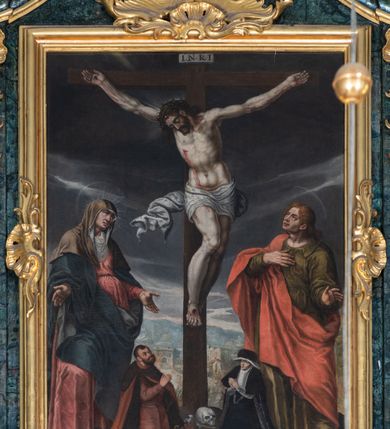 Zdjęcie nr 23: Nastawa ołtarzowa architektoniczna, jednokondygnacyjna ze zwieńczeniem, jednoosiowa z bramkami. Ołtarz prostopadłościenny, murowany, w drewnianej obudowie, z drewnianą mensą. Antepedium ujęte profilowaną ramą; w polu malowana płycina w formie leżącego prostokąta o zaokrąglonych narożach, wypełniona gałązkami różanymi, z akantowo-regencyjnym kartuszem. W narożach antepedium malowane ptaki siedzące na gałązkach. W polu kartusza ukazana scena męczeństwa św. Szymona i św. Judy Tadeusza, na tle pejzażu. Tabernakulum metalowe, prostopadłościenne, flankowane pilastrami w formie spływów wolutowych zdobionych gałązkami róży, zamknięte od góry profilowanym gzymsem. Drzwiczki w kształcie stojącego prostokąta zamkniętego łukiem odcinkowym nadwieszonym; w polu przedstawienie kielicha z hostią. Tabernakulum wprawione w wysoki cokół, na którym stoi tron wystawienia w formie obrotowej niszy, o wypukłej ściance frontowej i ustawionymi pod kątem ściankami bocznymi. Nisza flankowana parą kolumienek i spływów wolutowych dźwigających belkowanie oraz fragmenty przerwanego, półkolistego przyczółka. Na belkowaniu szczyt z rocaillem, z napisem w polu: „ECCE / TABERNACULUM / DEI”. Nastawa ustawiona na dwustrefowym cokole, z wyodrębnionymi czterema prostopadłościanami, w górnej części zdobionym płycinami. Retabulum ujęte parami pilastrów i filarów o kanelowanych trzonach oraz stojącymi przed nimi w układzie schodkowym kolumnami o kapitelach kompozytowych. Podpory dźwigają pełne belkowanie, wyłamane na ich osi, z przerwanym architrawem nad polem środkowym. Na belkowaniu fragmenty falistego, przerwanego przyczółka z figurami aniołów z arma Christi. W polu środkowym wnęka w formie stojącego prostokąta zamkniętego łukiem odcinkowym nadwieszonym, ujęta profilowaną ramą, z obrazem Najświętszej Marii Panny Niepokalanie Poczętej. Nad nią, w polu belkowania rocaille'owy kartusz z napisem „HI / SUNT VIRI / MISERICORDIAE / [...]ccdis 44”. Zwieńczenie w formie zbliżonej do stojącego prostokąta, ujętego pilastrami przechodzącymi w spływy wolutowe, zamkniętego dwoma fragmentami wolutowego gzymsu. Całość zakończona szczytem utworzonym z muszli i zwisów kwiatowych, flankowanym przez dwa wazony. Zwieńczenie ujęte liśćmi palmowymi. W polu obraz z grupą Ukrzyżowania w formie stojącego prostokąta, w profilowanej ramie, dekorowanej rocaille'm. Nastawa flankowana bramkami zwieńczonymi konsolami, na których stoją figury Marii i św. Jana Ewangelisty. Przejścia w formie stojącego prostokąta o wklęsłych górnych narożach, z drzwiczkami z malowanymi przedstawieniami św. Piotra i św. Pawła. Struktura polichromowana na sposób imitujący marmoryzację w kolorze zielono-niebieskim, z laserunkiem, kolumny, ornamentyka i profile złocone, detal srebrzony.