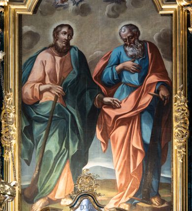 Zdjęcie nr 3: Nastawa ołtarzowa architektoniczna, jednokondygnacyjna ze zwieńczeniem, jednoosiowa z bramkami. Ołtarz prostopadłościenny, murowany, w drewnianej obudowie, z drewnianą mensą. Antepedium ujęte profilowaną ramą; w polu malowana płycina w formie leżącego prostokąta o zaokrąglonych narożach, wypełniona gałązkami różanymi, z akantowo-regencyjnym kartuszem. W narożach antepedium malowane ptaki siedzące na gałązkach. W polu kartusza ukazana scena męczeństwa św. Szymona i św. Judy Tadeusza, na tle pejzażu. Tabernakulum metalowe, prostopadłościenne, flankowane pilastrami w formie spływów wolutowych zdobionych gałązkami róży, zamknięte od góry profilowanym gzymsem. Drzwiczki w kształcie stojącego prostokąta zamkniętego łukiem odcinkowym nadwieszonym; w polu przedstawienie kielicha z hostią. Tabernakulum wprawione w wysoki cokół, na którym stoi tron wystawienia w formie obrotowej niszy, o wypukłej ściance frontowej i ustawionymi pod kątem ściankami bocznymi. Nisza flankowana parą kolumienek i spływów wolutowych dźwigających belkowanie oraz fragmenty przerwanego, półkolistego przyczółka. Na belkowaniu szczyt z rocaillem, z napisem w polu: „ECCE / TABERNACULUM / DEI”. Nastawa ustawiona na dwustrefowym cokole, z wyodrębnionymi czterema prostopadłościanami, w górnej części zdobionym płycinami. Retabulum ujęte parami pilastrów i filarów o kanelowanych trzonach oraz stojącymi przed nimi w układzie schodkowym kolumnami o kapitelach kompozytowych. Podpory dźwigają pełne belkowanie, wyłamane na ich osi, z przerwanym architrawem nad polem środkowym. Na belkowaniu fragmenty falistego, przerwanego przyczółka z figurami aniołów z arma Christi. W polu środkowym wnęka w formie stojącego prostokąta zamkniętego łukiem odcinkowym nadwieszonym, ujęta profilowaną ramą, z obrazem Najświętszej Marii Panny Niepokalanie Poczętej. Nad nią, w polu belkowania rocaille&#039;owy kartusz z napisem „HI / SUNT VIRI / MISERICORDIAE / [...]ccdis 44”. Zwieńczenie w formie zbliżonej do stojącego prostokąta, ujętego pilastrami przechodzącymi w spływy wolutowe, zamkniętego dwoma fragmentami wolutowego gzymsu. Całość zakończona szczytem utworzonym z muszli i zwisów kwiatowych, flankowanym przez dwa wazony. Zwieńczenie ujęte liśćmi palmowymi. W polu obraz z grupą Ukrzyżowania w formie stojącego prostokąta, w profilowanej ramie, dekorowanej rocaille&#039;m. Nastawa flankowana bramkami zwieńczonymi konsolami, na których stoją figury Marii i św. Jana Ewangelisty. Przejścia w formie stojącego prostokąta o wklęsłych górnych narożach, z drzwiczkami z malowanymi przedstawieniami św. Piotra i św. Pawła. Struktura polichromowana na sposób imitujący marmoryzację w kolorze zielono-niebieskim, z laserunkiem, kolumny, ornamentyka i profile złocone, detal srebrzony.