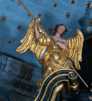Zdjęcie nr 29: Nastawa ołtarzowa architektoniczna, jednokondygnacyjna ze zwieńczeniem, jednoosiowa z bramkami. Ołtarz prostopadłościenny, murowany, w drewnianej obudowie, z drewnianą mensą. Antepedium ujęte profilowaną ramą; w polu malowana płycina w formie leżącego prostokąta o zaokrąglonych narożach, wypełniona gałązkami różanymi, z akantowo-regencyjnym kartuszem. W narożach antepedium malowane ptaki siedzące na gałązkach. W polu kartusza ukazana scena męczeństwa św. Szymona i św. Judy Tadeusza, na tle pejzażu. Tabernakulum metalowe, prostopadłościenne, flankowane pilastrami w formie spływów wolutowych zdobionych gałązkami róży, zamknięte od góry profilowanym gzymsem. Drzwiczki w kształcie stojącego prostokąta zamkniętego łukiem odcinkowym nadwieszonym; w polu przedstawienie kielicha z hostią. Tabernakulum wprawione w wysoki cokół, na którym stoi tron wystawienia w formie obrotowej niszy, o wypukłej ściance frontowej i ustawionymi pod kątem ściankami bocznymi. Nisza flankowana parą kolumienek i spływów wolutowych dźwigających belkowanie oraz fragmenty przerwanego, półkolistego przyczółka. Na belkowaniu szczyt z rocaillem, z napisem w polu: „ECCE / TABERNACULUM / DEI”. Nastawa ustawiona na dwustrefowym cokole, z wyodrębnionymi czterema prostopadłościanami, w górnej części zdobionym płycinami. Retabulum ujęte parami pilastrów i filarów o kanelowanych trzonach oraz stojącymi przed nimi w układzie schodkowym kolumnami o kapitelach kompozytowych. Podpory dźwigają pełne belkowanie, wyłamane na ich osi, z przerwanym architrawem nad polem środkowym. Na belkowaniu fragmenty falistego, przerwanego przyczółka z figurami aniołów z arma Christi. W polu środkowym wnęka w formie stojącego prostokąta zamkniętego łukiem odcinkowym nadwieszonym, ujęta profilowaną ramą, z obrazem Najświętszej Marii Panny Niepokalanie Poczętej. Nad nią, w polu belkowania rocaille'owy kartusz z napisem „HI / SUNT VIRI / MISERICORDIAE / [...]ccdis 44”. Zwieńczenie w formie zbliżonej do stojącego prostokąta, ujętego pilastrami przechodzącymi w spływy wolutowe, zamkniętego dwoma fragmentami wolutowego gzymsu. Całość zakończona szczytem utworzonym z muszli i zwisów kwiatowych, flankowanym przez dwa wazony. Zwieńczenie ujęte liśćmi palmowymi. W polu obraz z grupą Ukrzyżowania w formie stojącego prostokąta, w profilowanej ramie, dekorowanej rocaille'm. Nastawa flankowana bramkami zwieńczonymi konsolami, na których stoją figury Marii i św. Jana Ewangelisty. Przejścia w formie stojącego prostokąta o wklęsłych górnych narożach, z drzwiczkami z malowanymi przedstawieniami św. Piotra i św. Pawła. Struktura polichromowana na sposób imitujący marmoryzację w kolorze zielono-niebieskim, z laserunkiem, kolumny, ornamentyka i profile złocone, detal srebrzony.