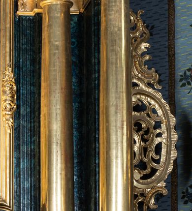 Zdjęcie nr 39: Nastawa ołtarzowa architektoniczna, jednokondygnacyjna ze zwieńczeniem, jednoosiowa z bramkami. Ołtarz prostopadłościenny, murowany, w drewnianej obudowie, z drewnianą mensą. Antepedium ujęte profilowaną ramą; w polu malowana płycina w formie leżącego prostokąta o zaokrąglonych narożach, wypełniona gałązkami różanymi, z akantowo-regencyjnym kartuszem. W narożach antepedium malowane ptaki siedzące na gałązkach. W polu kartusza ukazana scena męczeństwa św. Szymona i św. Judy Tadeusza, na tle pejzażu. Tabernakulum metalowe, prostopadłościenne, flankowane pilastrami w formie spływów wolutowych zdobionych gałązkami róży, zamknięte od góry profilowanym gzymsem. Drzwiczki w kształcie stojącego prostokąta zamkniętego łukiem odcinkowym nadwieszonym; w polu przedstawienie kielicha z hostią. Tabernakulum wprawione w wysoki cokół, na którym stoi tron wystawienia w formie obrotowej niszy, o wypukłej ściance frontowej i ustawionymi pod kątem ściankami bocznymi. Nisza flankowana parą kolumienek i spływów wolutowych dźwigających belkowanie oraz fragmenty przerwanego, półkolistego przyczółka. Na belkowaniu szczyt z rocaillem, z napisem w polu: „ECCE / TABERNACULUM / DEI”. Nastawa ustawiona na dwustrefowym cokole, z wyodrębnionymi czterema prostopadłościanami, w górnej części zdobionym płycinami. Retabulum ujęte parami pilastrów i filarów o kanelowanych trzonach oraz stojącymi przed nimi w układzie schodkowym kolumnami o kapitelach kompozytowych. Podpory dźwigają pełne belkowanie, wyłamane na ich osi, z przerwanym architrawem nad polem środkowym. Na belkowaniu fragmenty falistego, przerwanego przyczółka z figurami aniołów z arma Christi. W polu środkowym wnęka w formie stojącego prostokąta zamkniętego łukiem odcinkowym nadwieszonym, ujęta profilowaną ramą, z obrazem Najświętszej Marii Panny Niepokalanie Poczętej. Nad nią, w polu belkowania rocaille'owy kartusz z napisem „HI / SUNT VIRI / MISERICORDIAE / [...]ccdis 44”. Zwieńczenie w formie zbliżonej do stojącego prostokąta, ujętego pilastrami przechodzącymi w spływy wolutowe, zamkniętego dwoma fragmentami wolutowego gzymsu. Całość zakończona szczytem utworzonym z muszli i zwisów kwiatowych, flankowanym przez dwa wazony. Zwieńczenie ujęte liśćmi palmowymi. W polu obraz z grupą Ukrzyżowania w formie stojącego prostokąta, w profilowanej ramie, dekorowanej rocaille'm. Nastawa flankowana bramkami zwieńczonymi konsolami, na których stoją figury Marii i św. Jana Ewangelisty. Przejścia w formie stojącego prostokąta o wklęsłych górnych narożach, z drzwiczkami z malowanymi przedstawieniami św. Piotra i św. Pawła. Struktura polichromowana na sposób imitujący marmoryzację w kolorze zielono-niebieskim, z laserunkiem, kolumny, ornamentyka i profile złocone, detal srebrzony.