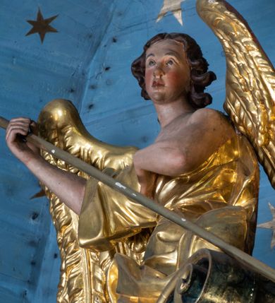 Zdjęcie nr 32: Nastawa ołtarzowa architektoniczna, jednokondygnacyjna ze zwieńczeniem, jednoosiowa z bramkami. Ołtarz prostopadłościenny, murowany, w drewnianej obudowie, z drewnianą mensą. Antepedium ujęte profilowaną ramą; w polu malowana płycina w formie leżącego prostokąta o zaokrąglonych narożach, wypełniona gałązkami różanymi, z akantowo-regencyjnym kartuszem. W narożach antepedium malowane ptaki siedzące na gałązkach. W polu kartusza ukazana scena męczeństwa św. Szymona i św. Judy Tadeusza, na tle pejzażu. Tabernakulum metalowe, prostopadłościenne, flankowane pilastrami w formie spływów wolutowych zdobionych gałązkami róży, zamknięte od góry profilowanym gzymsem. Drzwiczki w kształcie stojącego prostokąta zamkniętego łukiem odcinkowym nadwieszonym; w polu przedstawienie kielicha z hostią. Tabernakulum wprawione w wysoki cokół, na którym stoi tron wystawienia w formie obrotowej niszy, o wypukłej ściance frontowej i ustawionymi pod kątem ściankami bocznymi. Nisza flankowana parą kolumienek i spływów wolutowych dźwigających belkowanie oraz fragmenty przerwanego, półkolistego przyczółka. Na belkowaniu szczyt z rocaillem, z napisem w polu: „ECCE / TABERNACULUM / DEI”. Nastawa ustawiona na dwustrefowym cokole, z wyodrębnionymi czterema prostopadłościanami, w górnej części zdobionym płycinami. Retabulum ujęte parami pilastrów i filarów o kanelowanych trzonach oraz stojącymi przed nimi w układzie schodkowym kolumnami o kapitelach kompozytowych. Podpory dźwigają pełne belkowanie, wyłamane na ich osi, z przerwanym architrawem nad polem środkowym. Na belkowaniu fragmenty falistego, przerwanego przyczółka z figurami aniołów z arma Christi. W polu środkowym wnęka w formie stojącego prostokąta zamkniętego łukiem odcinkowym nadwieszonym, ujęta profilowaną ramą, z obrazem Najświętszej Marii Panny Niepokalanie Poczętej. Nad nią, w polu belkowania rocaille&#039;owy kartusz z napisem „HI / SUNT VIRI / MISERICORDIAE / [...]ccdis 44”. Zwieńczenie w formie zbliżonej do stojącego prostokąta, ujętego pilastrami przechodzącymi w spływy wolutowe, zamkniętego dwoma fragmentami wolutowego gzymsu. Całość zakończona szczytem utworzonym z muszli i zwisów kwiatowych, flankowanym przez dwa wazony. Zwieńczenie ujęte liśćmi palmowymi. W polu obraz z grupą Ukrzyżowania w formie stojącego prostokąta, w profilowanej ramie, dekorowanej rocaille&#039;m. Nastawa flankowana bramkami zwieńczonymi konsolami, na których stoją figury Marii i św. Jana Ewangelisty. Przejścia w formie stojącego prostokąta o wklęsłych górnych narożach, z drzwiczkami z malowanymi przedstawieniami św. Piotra i św. Pawła. Struktura polichromowana na sposób imitujący marmoryzację w kolorze zielono-niebieskim, z laserunkiem, kolumny, ornamentyka i profile złocone, detal srebrzony.