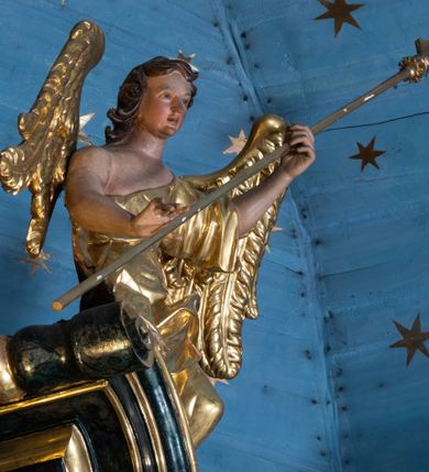 Zdjęcie nr 34: Nastawa ołtarzowa architektoniczna, jednokondygnacyjna ze zwieńczeniem, jednoosiowa z bramkami. Ołtarz prostopadłościenny, murowany, w drewnianej obudowie, z drewnianą mensą. Antepedium ujęte profilowaną ramą; w polu malowana płycina w formie leżącego prostokąta o zaokrąglonych narożach, wypełniona gałązkami różanymi, z akantowo-regencyjnym kartuszem. W narożach antepedium malowane ptaki siedzące na gałązkach. W polu kartusza ukazana scena męczeństwa św. Szymona i św. Judy Tadeusza, na tle pejzażu. Tabernakulum metalowe, prostopadłościenne, flankowane pilastrami w formie spływów wolutowych zdobionych gałązkami róży, zamknięte od góry profilowanym gzymsem. Drzwiczki w kształcie stojącego prostokąta zamkniętego łukiem odcinkowym nadwieszonym; w polu przedstawienie kielicha z hostią. Tabernakulum wprawione w wysoki cokół, na którym stoi tron wystawienia w formie obrotowej niszy, o wypukłej ściance frontowej i ustawionymi pod kątem ściankami bocznymi. Nisza flankowana parą kolumienek i spływów wolutowych dźwigających belkowanie oraz fragmenty przerwanego, półkolistego przyczółka. Na belkowaniu szczyt z rocaillem, z napisem w polu: „ECCE / TABERNACULUM / DEI”. Nastawa ustawiona na dwustrefowym cokole, z wyodrębnionymi czterema prostopadłościanami, w górnej części zdobionym płycinami. Retabulum ujęte parami pilastrów i filarów o kanelowanych trzonach oraz stojącymi przed nimi w układzie schodkowym kolumnami o kapitelach kompozytowych. Podpory dźwigają pełne belkowanie, wyłamane na ich osi, z przerwanym architrawem nad polem środkowym. Na belkowaniu fragmenty falistego, przerwanego przyczółka z figurami aniołów z arma Christi. W polu środkowym wnęka w formie stojącego prostokąta zamkniętego łukiem odcinkowym nadwieszonym, ujęta profilowaną ramą, z obrazem Najświętszej Marii Panny Niepokalanie Poczętej. Nad nią, w polu belkowania rocaille&#039;owy kartusz z napisem „HI / SUNT VIRI / MISERICORDIAE / [...]ccdis 44”. Zwieńczenie w formie zbliżonej do stojącego prostokąta, ujętego pilastrami przechodzącymi w spływy wolutowe, zamkniętego dwoma fragmentami wolutowego gzymsu. Całość zakończona szczytem utworzonym z muszli i zwisów kwiatowych, flankowanym przez dwa wazony. Zwieńczenie ujęte liśćmi palmowymi. W polu obraz z grupą Ukrzyżowania w formie stojącego prostokąta, w profilowanej ramie, dekorowanej rocaille&#039;m. Nastawa flankowana bramkami zwieńczonymi konsolami, na których stoją figury Marii i św. Jana Ewangelisty. Przejścia w formie stojącego prostokąta o wklęsłych górnych narożach, z drzwiczkami z malowanymi przedstawieniami św. Piotra i św. Pawła. Struktura polichromowana na sposób imitujący marmoryzację w kolorze zielono-niebieskim, z laserunkiem, kolumny, ornamentyka i profile złocone, detal srebrzony.