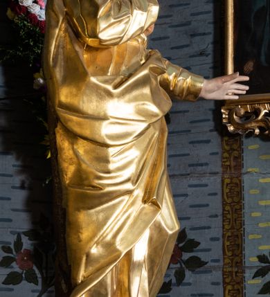 Zdjęcie nr 61: Nastawa ołtarzowa architektoniczna, jednokondygnacyjna ze zwieńczeniem, jednoosiowa z bramkami. Ołtarz prostopadłościenny, murowany, w drewnianej obudowie, z drewnianą mensą. Antepedium ujęte profilowaną ramą; w polu malowana płycina w formie leżącego prostokąta o zaokrąglonych narożach, wypełniona gałązkami różanymi, z akantowo-regencyjnym kartuszem. W narożach antepedium malowane ptaki siedzące na gałązkach. W polu kartusza ukazana scena męczeństwa św. Szymona i św. Judy Tadeusza, na tle pejzażu. Tabernakulum metalowe, prostopadłościenne, flankowane pilastrami w formie spływów wolutowych zdobionych gałązkami róży, zamknięte od góry profilowanym gzymsem. Drzwiczki w kształcie stojącego prostokąta zamkniętego łukiem odcinkowym nadwieszonym; w polu przedstawienie kielicha z hostią. Tabernakulum wprawione w wysoki cokół, na którym stoi tron wystawienia w formie obrotowej niszy, o wypukłej ściance frontowej i ustawionymi pod kątem ściankami bocznymi. Nisza flankowana parą kolumienek i spływów wolutowych dźwigających belkowanie oraz fragmenty przerwanego, półkolistego przyczółka. Na belkowaniu szczyt z rocaillem, z napisem w polu: „ECCE / TABERNACULUM / DEI”. Nastawa ustawiona na dwustrefowym cokole, z wyodrębnionymi czterema prostopadłościanami, w górnej części zdobionym płycinami. Retabulum ujęte parami pilastrów i filarów o kanelowanych trzonach oraz stojącymi przed nimi w układzie schodkowym kolumnami o kapitelach kompozytowych. Podpory dźwigają pełne belkowanie, wyłamane na ich osi, z przerwanym architrawem nad polem środkowym. Na belkowaniu fragmenty falistego, przerwanego przyczółka z figurami aniołów z arma Christi. W polu środkowym wnęka w formie stojącego prostokąta zamkniętego łukiem odcinkowym nadwieszonym, ujęta profilowaną ramą, z obrazem Najświętszej Marii Panny Niepokalanie Poczętej. Nad nią, w polu belkowania rocaille'owy kartusz z napisem „HI / SUNT VIRI / MISERICORDIAE / [...]ccdis 44”. Zwieńczenie w formie zbliżonej do stojącego prostokąta, ujętego pilastrami przechodzącymi w spływy wolutowe, zamkniętego dwoma fragmentami wolutowego gzymsu. Całość zakończona szczytem utworzonym z muszli i zwisów kwiatowych, flankowanym przez dwa wazony. Zwieńczenie ujęte liśćmi palmowymi. W polu obraz z grupą Ukrzyżowania w formie stojącego prostokąta, w profilowanej ramie, dekorowanej rocaille'm. Nastawa flankowana bramkami zwieńczonymi konsolami, na których stoją figury Marii i św. Jana Ewangelisty. Przejścia w formie stojącego prostokąta o wklęsłych górnych narożach, z drzwiczkami z malowanymi przedstawieniami św. Piotra i św. Pawła. Struktura polichromowana na sposób imitujący marmoryzację w kolorze zielono-niebieskim, z laserunkiem, kolumny, ornamentyka i profile złocone, detal srebrzony.