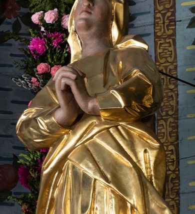 Zdjęcie nr 53: Nastawa ołtarzowa architektoniczna, jednokondygnacyjna ze zwieńczeniem, jednoosiowa z bramkami. Ołtarz prostopadłościenny, murowany, w drewnianej obudowie, z drewnianą mensą. Antepedium ujęte profilowaną ramą; w polu malowana płycina w formie leżącego prostokąta o zaokrąglonych narożach, wypełniona gałązkami różanymi, z akantowo-regencyjnym kartuszem. W narożach antepedium malowane ptaki siedzące na gałązkach. W polu kartusza ukazana scena męczeństwa św. Szymona i św. Judy Tadeusza, na tle pejzażu. Tabernakulum metalowe, prostopadłościenne, flankowane pilastrami w formie spływów wolutowych zdobionych gałązkami róży, zamknięte od góry profilowanym gzymsem. Drzwiczki w kształcie stojącego prostokąta zamkniętego łukiem odcinkowym nadwieszonym; w polu przedstawienie kielicha z hostią. Tabernakulum wprawione w wysoki cokół, na którym stoi tron wystawienia w formie obrotowej niszy, o wypukłej ściance frontowej i ustawionymi pod kątem ściankami bocznymi. Nisza flankowana parą kolumienek i spływów wolutowych dźwigających belkowanie oraz fragmenty przerwanego, półkolistego przyczółka. Na belkowaniu szczyt z rocaillem, z napisem w polu: „ECCE / TABERNACULUM / DEI”. Nastawa ustawiona na dwustrefowym cokole, z wyodrębnionymi czterema prostopadłościanami, w górnej części zdobionym płycinami. Retabulum ujęte parami pilastrów i filarów o kanelowanych trzonach oraz stojącymi przed nimi w układzie schodkowym kolumnami o kapitelach kompozytowych. Podpory dźwigają pełne belkowanie, wyłamane na ich osi, z przerwanym architrawem nad polem środkowym. Na belkowaniu fragmenty falistego, przerwanego przyczółka z figurami aniołów z arma Christi. W polu środkowym wnęka w formie stojącego prostokąta zamkniętego łukiem odcinkowym nadwieszonym, ujęta profilowaną ramą, z obrazem Najświętszej Marii Panny Niepokalanie Poczętej. Nad nią, w polu belkowania rocaille&#039;owy kartusz z napisem „HI / SUNT VIRI / MISERICORDIAE / [...]ccdis 44”. Zwieńczenie w formie zbliżonej do stojącego prostokąta, ujętego pilastrami przechodzącymi w spływy wolutowe, zamkniętego dwoma fragmentami wolutowego gzymsu. Całość zakończona szczytem utworzonym z muszli i zwisów kwiatowych, flankowanym przez dwa wazony. Zwieńczenie ujęte liśćmi palmowymi. W polu obraz z grupą Ukrzyżowania w formie stojącego prostokąta, w profilowanej ramie, dekorowanej rocaille&#039;m. Nastawa flankowana bramkami zwieńczonymi konsolami, na których stoją figury Marii i św. Jana Ewangelisty. Przejścia w formie stojącego prostokąta o wklęsłych górnych narożach, z drzwiczkami z malowanymi przedstawieniami św. Piotra i św. Pawła. Struktura polichromowana na sposób imitujący marmoryzację w kolorze zielono-niebieskim, z laserunkiem, kolumny, ornamentyka i profile złocone, detal srebrzony.