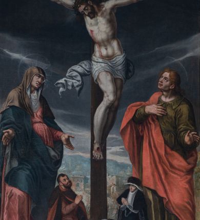 Zdjęcie nr 4: Obraz w formie stojącego prostokąta z przedstawieniem sceny Ukrzyżowania z Matką Boską i św. Janem Ewangelistą oraz dwójką fundatorów. W centrum kompozycji ukazany krzyż z postacią umarłego Chrystusa przybitą trzema gwoździami. Ciało w lekkim zwisie, o szeroko rozłożonych ramionach, z głową opadającą na prawy bark oraz ugiętymi nogami skierowanymi w lewo. Twarz ma szczupłą, o dużych, zamkniętych oczach, prostym nosie i małych ustach, okoloną krótką, ciemną brodą i włosami. Na głowie ma koronę cierniową. Ciało Chrystusa jest silnie umięśnione, z podkreślonymi żebrami i talią klatki piersiowej, z zaznaczonymi śladami męki. Przez biodra przewiązane krótkie, białe perizonium ze zwisem tkaniny rozwianym przy prawym boku. U dołu krzyża leży czaszka i piszczel. Pionowa belka zwieńczona jest tabliczką z napisem „I.N.R.I.”. 
Po prawej stronie krzyża stoi Matka Boska, zwrócona w trzech czwartych w lewo, w kontrapoście, z pochyloną głową i rękami rozłożonymi na boki. Twarz ma kwadratową, o dużych, załzawionych oczach, prostym nosie i pełnych ustach. Ubrana jest w jasnoróżową suknię, przepasaną w talii oraz ciemnoniebieski płaszcz zarzucony na ramiona i zawiązany z przodu postaci. Wokół twarzy ma białą podwikę, na głowie jasnobrązowy welon. 
Po lewej stronie krzyża św. Jan zwrócony w trzech czwartych w prawo, w kontrapoście, z uniesioną głową. Prawą rękę kładzie na piersi, lewą wyciąga w bok. Twarz ma szczupłą, o dużych, załzawionych oczach, prostym nosie i pełnych ustach, okoloną jasnymi włosami. Ubrany jest w zieloną tunikę z kołnierzykiem, przepasaną w talii oraz zawiązany diagonalnie przez prawe ramię jasnoczerwony płaszcz. 
U dołu krzyża klęczą dwie, niewielkie postacie mężczyzny i kobiety, zwrócone do wewnątrz, z uniesionymi głowami i rękami złożonymi w geście modlitwy. Po prawej stronie krzyża mężczyzna z twarzą o cechach portretowych, okoloną brodą z wąsami, z czupryną na głowie. Ubrany w jasnoróżowy żupan z pasem oraz delię, u jego nóg leży kołpak z futrzanym otokiem. Przed nim tarcza ze stylizowanymi labrami i klejnotem, w której godło herbu Junosza. Po lewej kobieta z twarzą o cechach portretowych. Ubrana w czarną suknię z furtygałem, czarny płaszcz z pelerynką. Na głowie ma biały czepiec z białą podwiką i kołpakiem. Przed nią tarcza z godłem herbu Nowina. Scena ukazana na tle pejzażu miejskiego widocznego w oddali, z ciemnym niebem w górnej części obrazu. 

