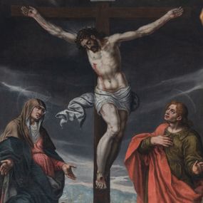 Zdjęcie nr 1: Obraz w formie stojącego prostokąta z przedstawieniem sceny Ukrzyżowania z Matką Boską i św. Janem Ewangelistą oraz dwójką fundatorów. W centrum kompozycji ukazany krzyż z postacią umarłego Chrystusa przybitą trzema gwoździami. Ciało w lekkim zwisie, o szeroko rozłożonych ramionach, z głową opadającą na prawy bark oraz ugiętymi nogami skierowanymi w lewo. Twarz ma szczupłą, o dużych, zamkniętych oczach, prostym nosie i małych ustach, okoloną krótką, ciemną brodą i włosami. Na głowie ma koronę cierniową. Ciało Chrystusa jest silnie umięśnione, z podkreślonymi żebrami i talią klatki piersiowej, z zaznaczonymi śladami męki. Przez biodra przewiązane krótkie, białe perizonium ze zwisem tkaniny rozwianym przy prawym boku. U dołu krzyża leży czaszka i piszczel. Pionowa belka zwieńczona jest tabliczką z napisem „I.N.R.I.”. 
Po prawej stronie krzyża stoi Matka Boska, zwrócona w trzech czwartych w lewo, w kontrapoście, z pochyloną głową i rękami rozłożonymi na boki. Twarz ma kwadratową, o dużych, załzawionych oczach, prostym nosie i pełnych ustach. Ubrana jest w jasnoróżową suknię, przepasaną w talii oraz ciemnoniebieski płaszcz zarzucony na ramiona i zawiązany z przodu postaci. Wokół twarzy ma białą podwikę, na głowie jasnobrązowy welon. 
Po lewej stronie krzyża św. Jan zwrócony w trzech czwartych w prawo, w kontrapoście, z uniesioną głową. Prawą rękę kładzie na piersi, lewą wyciąga w bok. Twarz ma szczupłą, o dużych, załzawionych oczach, prostym nosie i pełnych ustach, okoloną jasnymi włosami. Ubrany jest w zieloną tunikę z kołnierzykiem, przepasaną w talii oraz zawiązany diagonalnie przez prawe ramię jasnoczerwony płaszcz. 
U dołu krzyża klęczą dwie, niewielkie postacie mężczyzny i kobiety, zwrócone do wewnątrz, z uniesionymi głowami i rękami złożonymi w geście modlitwy. Po prawej stronie krzyża mężczyzna z twarzą o cechach portretowych, okoloną brodą z wąsami, z czupryną na głowie. Ubrany w jasnoróżowy żupan z pasem oraz delię, u jego nóg leży kołpak z futrzanym otokiem. Przed nim tarcza ze stylizowanymi labrami i klejnotem, w której godło herbu Junosza. Po lewej kobieta z twarzą o cechach portretowych. Ubrana w czarną suknię z furtygałem, czarny płaszcz z pelerynką. Na głowie ma biały czepiec z białą podwiką i kołpakiem. Przed nią tarcza z godłem herbu Nowina. Scena ukazana na tle pejzażu miejskiego widocznego w oddali, z ciemnym niebem w górnej części obrazu. 

