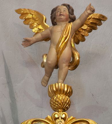 Zdjęcie nr 6: Ołtarz przyścienny, architektoniczny, jednoosiowy z bramkami, jednokondygnacyjny ze zwieńczeniem. Mensa prostopadłościenna, drewniana. Tabernakulum dwukondygnacyjne z tronem wystawienia. Kondygnacja pierwsza ujęta spływami wolutowymi, na drzwiczkach płycina w kształcie stojącego prostokąta zamkniętego łukiem półkolistym z płaskorzeźbionym kielichem z hostią w otoczeniu winorośli. W kondygnacji drugiej tron wystawienia zwieńczony baldachimem wspartym na smukłych kolumienkach z kompozytowymi kapitelami i takich samych pilastrach. Trzony podpór do jednej trzeciej wysokości dekorowane arabeską, powyżej kanelowane. U szczytu baldachimu srebrzony baranek leżący na księdze. Retabulum umieszczone na  wysokim cokole ozdobionym płycinami wypełnionymi dekoracją akantową. Cokół zwieńczony profilowanym gzymsem, na którym ustawione zdwojone podpory: w osiach środkowych złocone pilastry o kanelowanych trzonach dekorowanych w dolnej części arabeską oraz kompozytowych kapitelach; w osiach skrajnych kolumny o analogicznej jak w przypadku pilastrów dekoracji. Pole środkowe ołtarza w kształcie stojącego prostokąta zamkniętego łukiem półkolistym dekorowanym złoconymi kwiatami mieści obraz Matki Boskiej Śnieżnej oraz obraz św. Mikołaja (na zasuwie). Zwieńczenie w formie przyczółka utworzonego z dwóch, przeciwstawnie ustawionych wolut z centralnie umieszczonym złoconym krzyżem oraz ażurową, akantową strukturą; w polu płaskorzeźbiona gołębica Ducha Świętego na tle glorii promienistej. Oś środkowa ujęta dwiema wąskimi płycinami mieszczącymi złocony ornament akantowy. Bramki o formie architektonicznej, jednoosiowe, dwukondygnacyjne ze zwieńczeniem. Kondygnacja pierwsza w formie półkolistej arkady; w zworniku łuku złocona, wolutowa konsolka, na której  ustawiony prostopadłościenny postument z polichromowaną figurą św. Piotra (z lewej) i św. Stanisława (z prawej). Kondygnacja druga ujęta złoconymi korynckimi kolumienkami o skręconych trzonach dźwigającymi łuk półkolisty dekorowany złoconymi, płaskorzeźbionymi kwiatami. W zwieńczeniu pełnoplastyczne, polichromowane figurki puttów ustawione na kulistych konsolkach. Struktura ołtarza polichromowana (w tym marmoryzowana) w dwóch odcieniach jasnej zieleni. Elementy architektoniczne oraz ornamenty złocone.