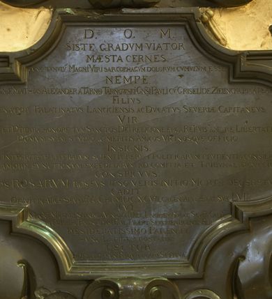 Zdjęcie nr 2: Epitafium z fantazyjnie wyciętą płyciną wpisaną w leżący prostokąt o bokach w kształcie półkolistych, nadwieszonych łuków na wklęsłych uskokach, ujętą uproszczonymi wolutami z chrząstkami. Pod dolną krawędzią kartusz z tarczą z godłami herbów Rola, Doliwa, Łodzia, Topór. Epitafium wieńczy owalne pole z portretem zmarłego otoczony ornamentem kartuszowo-zawijanym i zwieńczony krzyżem wspartym na trzech kulach. Zmarły przedstawiony został w popiersiu, w trzech czwartych. Jego twarz jest pociągła, oczy szeroko otwarte, zwrócone w prawo, nos długi, pod nim wąs, głowa z podgolonymi bokami. W polu inskrypcja „D(EO) O(PTIMO) M(AXIMO) / SIS∙TE GRADVM VIATOR / MAESTA CERNES / HVNC TVMVLV(S) MAGNI VIRI SARCOPHAGVM DOLORVM CVMVLVM ESSE. / NEMPE / MAGNI(ICVS) MATHIAS ALEXANDER A TARNOW TARNOWSKI G(E)N(ERO)SI PAVLICV(M) GRISELI DE ZIELENCKA PROCREAT(VS) / FILIVS / VENATOR PALATINATVS LANCICIENSIS, AC DVCATVS SEVERIAE CAPITANEVS / VIR / CVLTV IN DEV(M) ET DEIPARA(M) HONORE TVM SANCTOS DEI RELIGIONE ERGA RE(I)PVB(LIC)AM AMORE, LIBERTATEM ZELO, / DOMVM SVAM STVDIO, AC MERITIS AMICOS VICINOSQVE OFFICIO / INSIGNIS, / ATQ(VE) MORVM INTEGRITATE LITERARVM SCIENTIA RERVM POLITICARVM PRVDENTIA CONSILIO MATVRO / AMICORVM AMORE, FVNCTIONVM EXPEDITARVM AD COMITIA ET TRIBVNAL DEXTERITATE / CONSPICTVS / FLOS ROSARVM ROSEVS IPSO VERIS INITIO MORTE DECERPTVS / CADIT / OBIVIT IN ARCE SEVERI(AE) A(NNO) CHR(ISTO) MDC. XCVIII. CALEN(DIS) APR(ILIS)AETAT(IS) SVAE LVII / CVI / MAGNIF(ICVS) MICHAEL STANISLA(VS), VENATOR PAL(A)T(INATUS), LANCICIEN(SI) DVCAT(US), SEVER(IENSIS) CAPIT(ANEUS) / ET PERIL(LUSTRIS) AC R(EVERE)ND(V)S ADAM, PAVL(US), PRAEP(OSI)T(US), SEVERIEN(SIS) LVGENTES FILII / DESIDERATISSIMO PARENTI / HVNC LAPIDEM POSVERE. / LECTOR / FIDELIB(VS) DEFVN(CTIS) REQVIE(M) P[RE]CARE SE(MPI)T(E)RNA(M)”.
