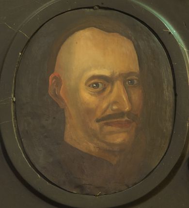 Zdjęcie nr 4: Epitafium z fantazyjnie wyciętą płyciną wpisaną w leżący prostokąt o bokach w kształcie półkolistych, nadwieszonych łuków na wklęsłych uskokach, ujętą uproszczonymi wolutami z chrząstkami. Pod dolną krawędzią kartusz z tarczą z godłami herbów Rola, Doliwa, Łodzia, Topór. Epitafium wieńczy owalne pole z portretem zmarłego otoczony ornamentem kartuszowo-zawijanym i zwieńczony krzyżem wspartym na trzech kulach. Zmarły przedstawiony został w popiersiu, w trzech czwartych. Jego twarz jest pociągła, oczy szeroko otwarte, zwrócone w prawo, nos długi, pod nim wąs, głowa z podgolonymi bokami. W polu inskrypcja „D(EO) O(PTIMO) M(AXIMO) / SIS∙TE GRADVM VIATOR / MAESTA CERNES / HVNC TVMVLV(S) MAGNI VIRI SARCOPHAGVM DOLORVM CVMVLVM ESSE. / NEMPE / MAGNI(ICVS) MATHIAS ALEXANDER A TARNOW TARNOWSKI G(E)N(ERO)SI PAVLICV(M) GRISELI DE ZIELENCKA PROCREAT(VS) / FILIVS / VENATOR PALATINATVS LANCICIENSIS, AC DVCATVS SEVERIAE CAPITANEVS / VIR / CVLTV IN DEV(M) ET DEIPARA(M) HONORE TVM SANCTOS DEI RELIGIONE ERGA RE(I)PVB(LIC)AM AMORE, LIBERTATEM ZELO, / DOMVM SVAM STVDIO, AC MERITIS AMICOS VICINOSQVE OFFICIO / INSIGNIS, / ATQ(VE) MORVM INTEGRITATE LITERARVM SCIENTIA RERVM POLITICARVM PRVDENTIA CONSILIO MATVRO / AMICORVM AMORE, FVNCTIONVM EXPEDITARVM AD COMITIA ET TRIBVNAL DEXTERITATE / CONSPICTVS / FLOS ROSARVM ROSEVS IPSO VERIS INITIO MORTE DECERPTVS / CADIT / OBIVIT IN ARCE SEVERI(AE) A(NNO) CHR(ISTO) MDC. XCVIII. CALEN(DIS) APR(ILIS)AETAT(IS) SVAE LVII / CVI / MAGNIF(ICVS) MICHAEL STANISLA(VS), VENATOR PAL(A)T(INATUS), LANCICIEN(SI) DVCAT(US), SEVER(IENSIS) CAPIT(ANEUS) / ET PERIL(LUSTRIS) AC R(EVERE)ND(V)S ADAM, PAVL(US), PRAEP(OSI)T(US), SEVERIEN(SIS) LVGENTES FILII / DESIDERATISSIMO PARENTI / HVNC LAPIDEM POSVERE. / LECTOR / FIDELIB(VS) DEFVN(CTIS) REQVIE(M) P[RE]CARE SE(MPI)T(E)RNA(M)”.
