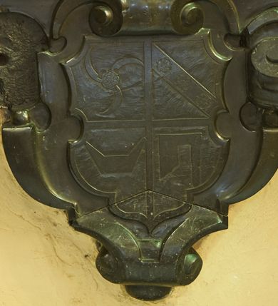 Zdjęcie nr 3: Epitafium z fantazyjnie wyciętą płyciną wpisaną w leżący prostokąt o bokach w kształcie półkolistych, nadwieszonych łuków na wklęsłych uskokach, ujętą uproszczonymi wolutami z chrząstkami. Pod dolną krawędzią kartusz z tarczą z godłami herbów Rola, Doliwa, Łodzia, Topór. Epitafium wieńczy owalne pole z portretem zmarłego otoczony ornamentem kartuszowo-zawijanym i zwieńczony krzyżem wspartym na trzech kulach. Zmarły przedstawiony został w popiersiu, w trzech czwartych. Jego twarz jest pociągła, oczy szeroko otwarte, zwrócone w prawo, nos długi, pod nim wąs, głowa z podgolonymi bokami. W polu inskrypcja „D(EO) O(PTIMO) M(AXIMO) / SIS∙TE GRADVM VIATOR / MAESTA CERNES / HVNC TVMVLV(S) MAGNI VIRI SARCOPHAGVM DOLORVM CVMVLVM ESSE. / NEMPE / MAGNI(ICVS) MATHIAS ALEXANDER A TARNOW TARNOWSKI G(E)N(ERO)SI PAVLICV(M) GRISELI DE ZIELENCKA PROCREAT(VS) / FILIVS / VENATOR PALATINATVS LANCICIENSIS, AC DVCATVS SEVERIAE CAPITANEVS / VIR / CVLTV IN DEV(M) ET DEIPARA(M) HONORE TVM SANCTOS DEI RELIGIONE ERGA RE(I)PVB(LIC)AM AMORE, LIBERTATEM ZELO, / DOMVM SVAM STVDIO, AC MERITIS AMICOS VICINOSQVE OFFICIO / INSIGNIS, / ATQ(VE) MORVM INTEGRITATE LITERARVM SCIENTIA RERVM POLITICARVM PRVDENTIA CONSILIO MATVRO / AMICORVM AMORE, FVNCTIONVM EXPEDITARVM AD COMITIA ET TRIBVNAL DEXTERITATE / CONSPICTVS / FLOS ROSARVM ROSEVS IPSO VERIS INITIO MORTE DECERPTVS / CADIT / OBIVIT IN ARCE SEVERI(AE) A(NNO) CHR(ISTO) MDC. XCVIII. CALEN(DIS) APR(ILIS)AETAT(IS) SVAE LVII / CVI / MAGNIF(ICVS) MICHAEL STANISLA(VS), VENATOR PAL(A)T(INATUS), LANCICIEN(SI) DVCAT(US), SEVER(IENSIS) CAPIT(ANEUS) / ET PERIL(LUSTRIS) AC R(EVERE)ND(V)S ADAM, PAVL(US), PRAEP(OSI)T(US), SEVERIEN(SIS) LVGENTES FILII / DESIDERATISSIMO PARENTI / HVNC LAPIDEM POSVERE. / LECTOR / FIDELIB(VS) DEFVN(CTIS) REQVIE(M) P[RE]CARE SE(MPI)T(E)RNA(M)”.
