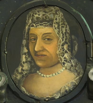 Zdjęcie nr 2: Epitafium z fantazyjnie wyciętą płyciną wpisaną w leżący prostokąt o bokach w kształcie półkolistych, nadwieszonych łukach na wklęsłych uskokach, ujętą uproszczonymi wolutami z chrząstkami. Pod dolną krawędzią kartusz z tarczą z godłami herbów Rawicz, Jastrzębiec, Ramułt, Korybut. Epitafium wieńczy owalne pole z portretem zmarłej otoczone ornamentem kartuszowo-zawijanym i zwieńczone krzyżem wspartym na trzech kulach. Kobieta została przedstawiona w popiersiu, w trzech czwartych, w koronkowym welonie oraz ze sznurem pereł na szyi. Twarz z migdałowatymi oczami zwróconymi w lewo, z długim nosem i wąskimi, szerokimi ustami. W polu inskrypcja „D(EO) O(PTIMO) M(AXIMO) / ET / HOMINVM MEMORIAE / G(E)N(ER)OSA CHRISTINA OLIM G(E)N(E)OSI GABRIELIS / A DEMBIANY DEMBINSKI CVM OLIM G(E)N(ER)OSA ISABELLA / A BELZEC BELZECKA PROCREATA / FILIA [obok wykutE wtórnie Primo CAROLI SZEMBEK 2do G(ENERO)SI ADAMI KOCHANSKI ultimo VOTO G(E)N(ER)OSI MATTHIAE ALEXANDRI A TARNOW TARNOWSKI VENATORIS PAL(A)TINI LANCICZE[SIS] / DVCATVS SEVERIAE CAPITANEI CASTRENSIS LEGITIMA / CONSORS / RELIGIONE IN DEVM CVLTV ET DEVOTIONE IN DEI PARAM AC DEI SANCTOS ERGA MARITVM / AC FILIOS AMORIS INTEGRITATE IN AMICOS AC VICINOS OFFICIO IN OMNES / MORVM PROBITATE INSIGNIS / MVLIER / CVM EXPLESSET ANNOS AETATES SVAE LVI MATRIMONIALIS / COHABITATIONIS XXXX DIE VI MARTII. A(NNO) D(OMINI) M.D.CXCV / SACRAMENTIS BENE MVNITA / IN VILLA GORENICE VITAM / FINIVIT. / LVGENS MARITIVS DESIDERATISSIMAE CONIVGI / HOC POSVIT MONVMENTVM / LECTOR / FIDELIBVS DEFVNCTIS / PRECARE / REQVIEM SEMPITERNAM.”