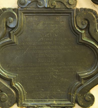 Zdjęcie nr 2: Epitafium z fantazyjnie wyciętą płyciną o bokach w kształcie półkolistych, nadwieszonych łuków na wklęsłych uskokach, ujętą uproszczonymi wolutami z chrząstkami. Pod dolną krawędzią kartusz z tarczą z godłami herbów Ostoja i Rola. W górnej części epitafium okrągły medalion ujęty taśmami zakończonymi ślimacznicami z krzyżem. W jego polu uproszona trupia czaszka ze skrzyżowanymi piszczelami. W polu Inskrypcja: "D(EO) O(PTIMO) M(AXIMO) / PERIL(LVST)RI ET R(EVERENDI)S(I)MO DOMINO ADAMO / PAVLO A TARNOW TARNOWSKI PRAEPO/SITO SEVERIENSI FRATRI SVO GERMA/NO DESIDERATISSIMO AN(NO) 1712 / ATQVE / IOSEPHO, ET STANISLAO FILIIS AC MA/RIANNAE ET SALOMEAE TVM GEMINIBVS / ANNAE ALTER AEVE SALOMEAE NEC NON CHRI/STINAE FILIABVS, CHARISSIMAE SOBOLI SVAE PVBESCENTE AETATE ANNV(M) 1725 /DEFVNCTIS / SIBIQVE / ILLVSTRES ET MAGNIFICI MICHAEL STANISLAVS AB EADEM TARNOW TARNOWSKI EX / VENATORE LANCICIEN[sic] CAPITANEO SEVERIEN(IS) PRIMO BIECEN(SI] NVNC SIRADIENSIS CASTELLANVS / ET ROSA DE RILSKO SCIBOROWNA CONIVGES AD HIC VIATORES TAMEN MORITVRI, PRO / MORE CHRISTIANO AMORE HOC POSVERVNT MONVMENTVM AN(NO) D(OMINI) 1729 / QVORVM / VIRVTES ET QVALITATES MERITA VERITATI / VERITAS REFERAT POSERITATI / ETTI LECTOR PIE ETIAM MORTALIS / ANIMABVS FIDELIVM DEFVNCTORVM / PACEM PRECANDO DIC / REQVIESCANT IN PACE /AMEN".
