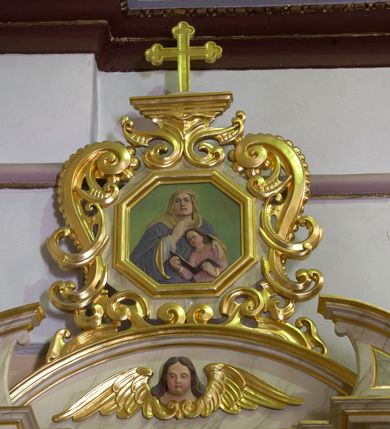 Zdjęcie nr 2: Ołtarz przyścienny, architektoniczny, jednoosiowy, jednokondygnacyjny ze zwieńczeniem. Mensa prostopadłościenna z antepedium drewnianym o dekoracji geometrycznej. W jego centrum okrągła płycina z obrazem Matki Boskiej Bolesnej ujęta po bokach dwiema kolejnymi płycinami w kształcie leżącego prostokąta o wklęsłym krótszym boku. Retabulum na wysokim cokole dekorowanym płyciną wypełnioną ornamentem małżowinowo-chrząstkowym, ujęte dwiema złoconymi kolumnami kompozytowymi ustawionymi na wolutowych konsolach i wysuniętymi nieco przed lico ołtarza. Kolumny dźwigają odcinki wyłamanego belkowania z wydatnym gzymsem oraz fragmenty tympanonu zamkniętego łukiem odcinkowym. W zwieńczeniu płaskorzeźbiona, uskrzydlona główka anielska na tle łuku odcinkowego oraz powyżej płaskorzeźbione przedstawienie sceny Nauczania Marii w ośmiobocznej, złoconej ramie ujętej ażurową strukturą ze złoconego ornamentu małżowinowo-chrząstkowego; całość zwieńczona złoconym krzyżem o trójlistnie zamkniętych ramionach. W głównym polu ołtarza płycina w kształcie stojącego prostokąta zamkniętego łukiem półokrągłym mieszcząca obraz Chrystusa w typie Ecce Homo w złoconej, profilowanej ramie. W przyłuczach dwie płaskorzeźbione, uskrzydlone główki anielskie. Ołtarz ujęty po bokach złoconymi, ażurowymi uszami utworzonymi z ornamentu małżowinowo-chrząstkowego. Na osi ustawione prostopadłościenne tabernakulum ujęte dwiema wolutami; na drzwiczkach malowany złotem kielich z hostią. Struktura ołtarza i tabernakulum polichromowana (w tym marmoryzowana) w odcieniach jasnej zieleni; detale elementów architektonicznych oraz ornamenty złocone.