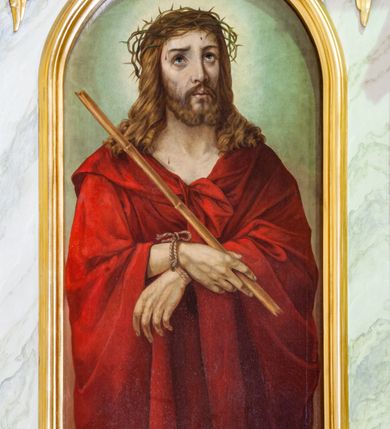 Zdjęcie nr 3: Ołtarz przyścienny, architektoniczny, jednoosiowy, jednokondygnacyjny ze zwieńczeniem. Mensa prostopadłościenna z antepedium drewnianym o dekoracji geometrycznej. W jego centrum okrągła płycina z obrazem Matki Boskiej Bolesnej ujęta po bokach dwiema kolejnymi płycinami w kształcie leżącego prostokąta o wklęsłym krótszym boku. Retabulum na wysokim cokole dekorowanym płyciną wypełnioną ornamentem małżowinowo-chrząstkowym, ujęte dwiema złoconymi kolumnami kompozytowymi ustawionymi na wolutowych konsolach i wysuniętymi nieco przed lico ołtarza. Kolumny dźwigają odcinki wyłamanego belkowania z wydatnym gzymsem oraz fragmenty tympanonu zamkniętego łukiem odcinkowym. W zwieńczeniu płaskorzeźbiona, uskrzydlona główka anielska na tle łuku odcinkowego oraz powyżej płaskorzeźbione przedstawienie sceny Nauczania Marii w ośmiobocznej, złoconej ramie ujętej ażurową strukturą ze złoconego ornamentu małżowinowo-chrząstkowego; całość zwieńczona złoconym krzyżem o trójlistnie zamkniętych ramionach. W głównym polu ołtarza płycina w kształcie stojącego prostokąta zamkniętego łukiem półokrągłym mieszcząca obraz Chrystusa w typie Ecce Homo w złoconej, profilowanej ramie. W przyłuczach dwie płaskorzeźbione, uskrzydlone główki anielskie. Ołtarz ujęty po bokach złoconymi, ażurowymi uszami utworzonymi z ornamentu małżowinowo-chrząstkowego. Na osi ustawione prostopadłościenne tabernakulum ujęte dwiema wolutami; na drzwiczkach malowany złotem kielich z hostią. Struktura ołtarza i tabernakulum polichromowana (w tym marmoryzowana) w odcieniach jasnej zieleni; detale elementów architektonicznych oraz ornamenty złocone.