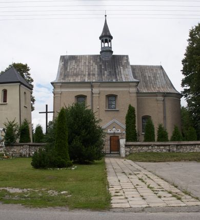 Zdjęcie nr 10: Kościół parafialny pw. św. Mikołaja w Gorenicach to niewielkich rozmiarów orientowana, murowana z cegły i tynkowana budowla na rzucie prostokąta z węższym i nieco niższym prezbiterium, zamkniętym półokrągłą apsydą. Od północy do prezbiterium przylega zakrystia, założona na planie prostokąta. Nad zakrystią znajduje się skarbczyk. Od południa do nawy przylega prostokątna kruchta. Dwuprzęsłowa nawa nakryta jest dachem dwuspadowym z ośmioboczną wieżyczką na sygnaturkę z glorietą zwieńczoną krzyżem. Prezbiterium jednoprzęsłowe nakrywa dach trójpołaciowy, zakrystię dach dwuspadowy. Pokrycie dachowe jest w całości blaszane. Kościół wzniesiono na niewielkim cokole. Artykulację ścian nawy i prezbiterium przeprowadzono przy pomocy monumentalnych, toskańskich pilastrów umieszczonych na wydatnych cokołach. Elewacje korpusu nawowego wieńczy gzyms kordonowy. Prezbiterium zwieńczone gzymsem profilowanym, poniżej którego znajduje się dekoracja w formie wałka. Fasada kościoła, trójosiowa i jednokondygnacyjna, rozczłonkowana jest monumentalnymi, toskańskimi pilastrami w wielkim porządku. Wieńczy ją trójkątna ściana szczytowa. W dwóch trzecich wysokości umieszczono daszek kapnikowy. Na osi głównej elewacji znajduje się prostokątny portal w formie półkolistej arkady zwieńczonej przerwanym, trójkątnym przyczółkiem. Odrzwia portalu dekorowane są pseudokanelowaniem wykonanym w technice płaskiego reliefu. Lico łuku wypełnia geometryczna plecionka, w zworniku znajduje się liść akantu. Przyłucza wypełnia ornament kwiatowy. Wewnątrz przyczółka na niewielkiej konsoli umieszczono kamienny, płaskorzeźbiony kartusz z herbami Rola i Ostoja. Nad portalem znajduje się współczesny, dwuspadowy daszek, powyżej którego rozglifione okno, prostokątne, zamknięte łukiem odcinkowym. W osiach bocznych fasady znajdują się prostokątne nisze z pełnoplastycznymi rzeźbami św. Antoniego i św. Mikołaja. Kruchtę południową ujmują dwa pilastry wspierające przerwany gzyms, zwieńczony trójkątnym przyczółkiem. Na osi znajduje się prostokątne wejście zamknięte łukiem odcinkowym; w ścianie zachodniej prostokątne okno. Okna w nawie i prezbiterium prostokątne, zamknięte łukiem odcinkowym. W zakrystii i w pomieszczeniu nad zakrystią okna w ścianie wschodniej. Korpus kościoła jednonawowy i dwuprzęsłowy nakryty jest sklepieniem kolebkowym z lunetami, na gurtach. Prezbiterium od nawy oddziela półokrągły łuk tęczowy wsparty na pełnym belkowaniu. W narożach nawy głównej przerwane pilastry. Nad apsydą znajduje się koncha, w zakrystii sklepienie kolebkowo-krzyżowe, w pomieszczeniu nad zakrystią kolebkowe z lunetami. Kruchta nakryta sufitem. Drzwi główne na osi kościoła, drewniane, zamknięte łukiem półokrągłym. W pierwszym przęśle drzwi do kruchty w niszy prostokątnej, zamkniętej łukiem odcinkowym. W ścianie prezbiterium drzwi do zakrystii prostokątne, w kamiennym portalu z uszakami, zwieńczonym silnie wysuniętym profilowanym gzymsem. W drugim przęśle chór muzyczny, drewniany, z balustradą. Balustrada rozczłonkowana pilastrami, na wyłamanym cokole, zakończona pulpitem. W narożniku południowo-zachodnim korpusu schody drewniane, załamujące się, prowadzące na chór. Posadzka z płyt wykonanych w technice lastrico, niejednorodna, marmurowa. Plac przykościelny otoczony niewysokim, kamiennym murem. W jego południowo-zachodniej części znajduje się wolnostojąca dzwonnica, murowana z cegły, tynkowana na planie kwadratu. W każdej ścianie okna prostokątne, zamknięte łukiem odcinkowym. Dzwonnica z dachem czterospadowym, krytym blachą. Na cmentarzu dwa nagrobki z początku XX wieku.  
