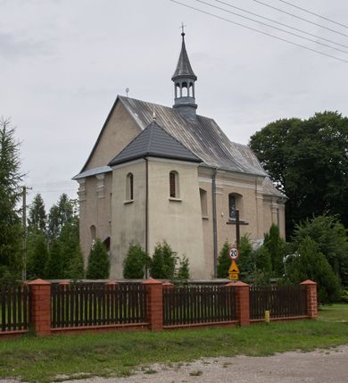 Zdjęcie nr 4: Kościół parafialny pw. św. Mikołaja w Gorenicach to niewielkich rozmiarów orientowana, murowana z cegły i tynkowana budowla na rzucie prostokąta z węższym i nieco niższym prezbiterium, zamkniętym półokrągłą apsydą. Od północy do prezbiterium przylega zakrystia, założona na planie prostokąta. Nad zakrystią znajduje się skarbczyk. Od południa do nawy przylega prostokątna kruchta. Dwuprzęsłowa nawa nakryta jest dachem dwuspadowym z ośmioboczną wieżyczką na sygnaturkę z glorietą zwieńczoną krzyżem. Prezbiterium jednoprzęsłowe nakrywa dach trójpołaciowy, zakrystię dach dwuspadowy. Pokrycie dachowe jest w całości blaszane. Kościół wzniesiono na niewielkim cokole. Artykulację ścian nawy i prezbiterium przeprowadzono przy pomocy monumentalnych, toskańskich pilastrów umieszczonych na wydatnych cokołach. Elewacje korpusu nawowego wieńczy gzyms kordonowy. Prezbiterium zwieńczone gzymsem profilowanym, poniżej którego znajduje się dekoracja w formie wałka. Fasada kościoła, trójosiowa i jednokondygnacyjna, rozczłonkowana jest monumentalnymi, toskańskimi pilastrami w wielkim porządku. Wieńczy ją trójkątna ściana szczytowa. W dwóch trzecich wysokości umieszczono daszek kapnikowy. Na osi głównej elewacji znajduje się prostokątny portal w formie półkolistej arkady zwieńczonej przerwanym, trójkątnym przyczółkiem. Odrzwia portalu dekorowane są pseudokanelowaniem wykonanym w technice płaskiego reliefu. Lico łuku wypełnia geometryczna plecionka, w zworniku znajduje się liść akantu. Przyłucza wypełnia ornament kwiatowy. Wewnątrz przyczółka na niewielkiej konsoli umieszczono kamienny, płaskorzeźbiony kartusz z herbami Rola i Ostoja. Nad portalem znajduje się współczesny, dwuspadowy daszek, powyżej którego rozglifione okno, prostokątne, zamknięte łukiem odcinkowym. W osiach bocznych fasady znajdują się prostokątne nisze z pełnoplastycznymi rzeźbami św. Antoniego i św. Mikołaja. Kruchtę południową ujmują dwa pilastry wspierające przerwany gzyms, zwieńczony trójkątnym przyczółkiem. Na osi znajduje się prostokątne wejście zamknięte łukiem odcinkowym; w ścianie zachodniej prostokątne okno. Okna w nawie i prezbiterium prostokątne, zamknięte łukiem odcinkowym. W zakrystii i w pomieszczeniu nad zakrystią okna w ścianie wschodniej. Korpus kościoła jednonawowy i dwuprzęsłowy nakryty jest sklepieniem kolebkowym z lunetami, na gurtach. Prezbiterium od nawy oddziela półokrągły łuk tęczowy wsparty na pełnym belkowaniu. W narożach nawy głównej przerwane pilastry. Nad apsydą znajduje się koncha, w zakrystii sklepienie kolebkowo-krzyżowe, w pomieszczeniu nad zakrystią kolebkowe z lunetami. Kruchta nakryta sufitem. Drzwi główne na osi kościoła, drewniane, zamknięte łukiem półokrągłym. W pierwszym przęśle drzwi do kruchty w niszy prostokątnej, zamkniętej łukiem odcinkowym. W ścianie prezbiterium drzwi do zakrystii prostokątne, w kamiennym portalu z uszakami, zwieńczonym silnie wysuniętym profilowanym gzymsem. W drugim przęśle chór muzyczny, drewniany, z balustradą. Balustrada rozczłonkowana pilastrami, na wyłamanym cokole, zakończona pulpitem. W narożniku południowo-zachodnim korpusu schody drewniane, załamujące się, prowadzące na chór. Posadzka z płyt wykonanych w technice lastrico, niejednorodna, marmurowa. Plac przykościelny otoczony niewysokim, kamiennym murem. W jego południowo-zachodniej części znajduje się wolnostojąca dzwonnica, murowana z cegły, tynkowana na planie kwadratu. W każdej ścianie okna prostokątne, zamknięte łukiem odcinkowym. Dzwonnica z dachem czterospadowym, krytym blachą. Na cmentarzu dwa nagrobki z początku XX wieku.  
