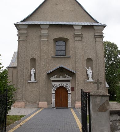 Zdjęcie nr 11: Kościół parafialny pw. św. Mikołaja w Gorenicach to niewielkich rozmiarów orientowana, murowana z cegły i tynkowana budowla na rzucie prostokąta z węższym i nieco niższym prezbiterium, zamkniętym półokrągłą apsydą. Od północy do prezbiterium przylega zakrystia, założona na planie prostokąta. Nad zakrystią znajduje się skarbczyk. Od południa do nawy przylega prostokątna kruchta. Dwuprzęsłowa nawa nakryta jest dachem dwuspadowym z ośmioboczną wieżyczką na sygnaturkę z glorietą zwieńczoną krzyżem. Prezbiterium jednoprzęsłowe nakrywa dach trójpołaciowy, zakrystię dach dwuspadowy. Pokrycie dachowe jest w całości blaszane. Kościół wzniesiono na niewielkim cokole. Artykulację ścian nawy i prezbiterium przeprowadzono przy pomocy monumentalnych, toskańskich pilastrów umieszczonych na wydatnych cokołach. Elewacje korpusu nawowego wieńczy gzyms kordonowy. Prezbiterium zwieńczone gzymsem profilowanym, poniżej którego znajduje się dekoracja w formie wałka. Fasada kościoła, trójosiowa i jednokondygnacyjna, rozczłonkowana jest monumentalnymi, toskańskimi pilastrami w wielkim porządku. Wieńczy ją trójkątna ściana szczytowa. W dwóch trzecich wysokości umieszczono daszek kapnikowy. Na osi głównej elewacji znajduje się prostokątny portal w formie półkolistej arkady zwieńczonej przerwanym, trójkątnym przyczółkiem. Odrzwia portalu dekorowane są pseudokanelowaniem wykonanym w technice płaskiego reliefu. Lico łuku wypełnia geometryczna plecionka, w zworniku znajduje się liść akantu. Przyłucza wypełnia ornament kwiatowy. Wewnątrz przyczółka na niewielkiej konsoli umieszczono kamienny, płaskorzeźbiony kartusz z herbami Rola i Ostoja. Nad portalem znajduje się współczesny, dwuspadowy daszek, powyżej którego rozglifione okno, prostokątne, zamknięte łukiem odcinkowym. W osiach bocznych fasady znajdują się prostokątne nisze z pełnoplastycznymi rzeźbami św. Antoniego i św. Mikołaja. Kruchtę południową ujmują dwa pilastry wspierające przerwany gzyms, zwieńczony trójkątnym przyczółkiem. Na osi znajduje się prostokątne wejście zamknięte łukiem odcinkowym; w ścianie zachodniej prostokątne okno. Okna w nawie i prezbiterium prostokątne, zamknięte łukiem odcinkowym. W zakrystii i w pomieszczeniu nad zakrystią okna w ścianie wschodniej. Korpus kościoła jednonawowy i dwuprzęsłowy nakryty jest sklepieniem kolebkowym z lunetami, na gurtach. Prezbiterium od nawy oddziela półokrągły łuk tęczowy wsparty na pełnym belkowaniu. W narożach nawy głównej przerwane pilastry. Nad apsydą znajduje się koncha, w zakrystii sklepienie kolebkowo-krzyżowe, w pomieszczeniu nad zakrystią kolebkowe z lunetami. Kruchta nakryta sufitem. Drzwi główne na osi kościoła, drewniane, zamknięte łukiem półokrągłym. W pierwszym przęśle drzwi do kruchty w niszy prostokątnej, zamkniętej łukiem odcinkowym. W ścianie prezbiterium drzwi do zakrystii prostokątne, w kamiennym portalu z uszakami, zwieńczonym silnie wysuniętym profilowanym gzymsem. W drugim przęśle chór muzyczny, drewniany, z balustradą. Balustrada rozczłonkowana pilastrami, na wyłamanym cokole, zakończona pulpitem. W narożniku południowo-zachodnim korpusu schody drewniane, załamujące się, prowadzące na chór. Posadzka z płyt wykonanych w technice lastrico, niejednorodna, marmurowa. Plac przykościelny otoczony niewysokim, kamiennym murem. W jego południowo-zachodniej części znajduje się wolnostojąca dzwonnica, murowana z cegły, tynkowana na planie kwadratu. W każdej ścianie okna prostokątne, zamknięte łukiem odcinkowym. Dzwonnica z dachem czterospadowym, krytym blachą. Na cmentarzu dwa nagrobki z początku XX wieku.  
