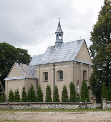 Zdjęcie nr 1: Kościół parafialny pw. św. Mikołaja w Gorenicach to niewielkich rozmiarów orientowana, murowana z cegły i tynkowana budowla na rzucie prostokąta z węższym i nieco niższym prezbiterium, zamkniętym półokrągłą apsydą. Od północy do prezbiterium przylega zakrystia, założona na planie prostokąta. Nad zakrystią znajduje się skarbczyk. Od południa do nawy przylega prostokątna kruchta. Dwuprzęsłowa nawa nakryta jest dachem dwuspadowym z ośmioboczną wieżyczką na sygnaturkę z glorietą zwieńczoną krzyżem. Prezbiterium jednoprzęsłowe nakrywa dach trójpołaciowy, zakrystię dach dwuspadowy. Pokrycie dachowe jest w całości blaszane. Kościół wzniesiono na niewielkim cokole. Artykulację ścian nawy i prezbiterium przeprowadzono przy pomocy monumentalnych, toskańskich pilastrów umieszczonych na wydatnych cokołach. Elewacje korpusu nawowego wieńczy gzyms kordonowy. Prezbiterium zwieńczone gzymsem profilowanym, poniżej którego znajduje się dekoracja w formie wałka. Fasada kościoła, trójosiowa i jednokondygnacyjna, rozczłonkowana jest monumentalnymi, toskańskimi pilastrami w wielkim porządku. Wieńczy ją trójkątna ściana szczytowa. W dwóch trzecich wysokości umieszczono daszek kapnikowy. Na osi głównej elewacji znajduje się prostokątny portal w formie półkolistej arkady zwieńczonej przerwanym, trójkątnym przyczółkiem. Odrzwia portalu dekorowane są pseudokanelowaniem wykonanym w technice płaskiego reliefu. Lico łuku wypełnia geometryczna plecionka, w zworniku znajduje się liść akantu. Przyłucza wypełnia ornament kwiatowy. Wewnątrz przyczółka na niewielkiej konsoli umieszczono kamienny, płaskorzeźbiony kartusz z herbami Rola i Ostoja. Nad portalem znajduje się współczesny, dwuspadowy daszek, powyżej którego rozglifione okno, prostokątne, zamknięte łukiem odcinkowym. W osiach bocznych fasady znajdują się prostokątne nisze z pełnoplastycznymi rzeźbami św. Antoniego i św. Mikołaja. Kruchtę południową ujmują dwa pilastry wspierające przerwany gzyms, zwieńczony trójkątnym przyczółkiem. Na osi znajduje się prostokątne wejście zamknięte łukiem odcinkowym; w ścianie zachodniej prostokątne okno. Okna w nawie i prezbiterium prostokątne, zamknięte łukiem odcinkowym. W zakrystii i w pomieszczeniu nad zakrystią okna w ścianie wschodniej. Korpus kościoła jednonawowy i dwuprzęsłowy nakryty jest sklepieniem kolebkowym z lunetami, na gurtach. Prezbiterium od nawy oddziela półokrągły łuk tęczowy wsparty na pełnym belkowaniu. W narożach nawy głównej przerwane pilastry. Nad apsydą znajduje się koncha, w zakrystii sklepienie kolebkowo-krzyżowe, w pomieszczeniu nad zakrystią kolebkowe z lunetami. Kruchta nakryta sufitem. Drzwi główne na osi kościoła, drewniane, zamknięte łukiem półokrągłym. W pierwszym przęśle drzwi do kruchty w niszy prostokątnej, zamkniętej łukiem odcinkowym. W ścianie prezbiterium drzwi do zakrystii prostokątne, w kamiennym portalu z uszakami, zwieńczonym silnie wysuniętym profilowanym gzymsem. W drugim przęśle chór muzyczny, drewniany, z balustradą. Balustrada rozczłonkowana pilastrami, na wyłamanym cokole, zakończona pulpitem. W narożniku południowo-zachodnim korpusu schody drewniane, załamujące się, prowadzące na chór. Posadzka z płyt wykonanych w technice lastrico, niejednorodna, marmurowa. Plac przykościelny otoczony niewysokim, kamiennym murem. W jego południowo-zachodniej części znajduje się wolnostojąca dzwonnica, murowana z cegły, tynkowana na planie kwadratu. W każdej ścianie okna prostokątne, zamknięte łukiem odcinkowym. Dzwonnica z dachem czterospadowym, krytym blachą. Na cmentarzu dwa nagrobki z początku XX wieku.  
