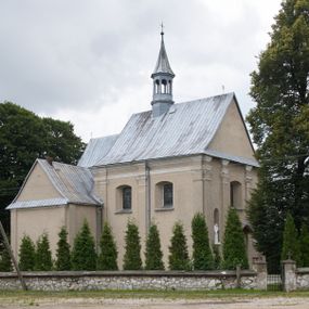Zdjęcie nr 1: Kościół parafialny pw. św. Mikołaja w Gorenicach to niewielkich rozmiarów orientowana, murowana z cegły i tynkowana budowla na rzucie prostokąta z węższym i nieco niższym prezbiterium, zamkniętym półokrągłą apsydą. Od północy do prezbiterium przylega zakrystia, założona na planie prostokąta. Nad zakrystią znajduje się skarbczyk. Od południa do nawy przylega prostokątna kruchta. Dwuprzęsłowa nawa nakryta jest dachem dwuspadowym z ośmioboczną wieżyczką na sygnaturkę z glorietą zwieńczoną krzyżem. Prezbiterium jednoprzęsłowe nakrywa dach trójpołaciowy, zakrystię dach dwuspadowy. Pokrycie dachowe jest w całości blaszane. Kościół wzniesiono na niewielkim cokole. Artykulację ścian nawy i prezbiterium przeprowadzono przy pomocy monumentalnych, toskańskich pilastrów umieszczonych na wydatnych cokołach. Elewacje korpusu nawowego wieńczy gzyms kordonowy. Prezbiterium zwieńczone gzymsem profilowanym, poniżej którego znajduje się dekoracja w formie wałka. Fasada kościoła, trójosiowa i jednokondygnacyjna, rozczłonkowana jest monumentalnymi, toskańskimi pilastrami w wielkim porządku. Wieńczy ją trójkątna ściana szczytowa. W dwóch trzecich wysokości umieszczono daszek kapnikowy. Na osi głównej elewacji znajduje się prostokątny portal w formie półkolistej arkady zwieńczonej przerwanym, trójkątnym przyczółkiem. Odrzwia portalu dekorowane są pseudokanelowaniem wykonanym w technice płaskiego reliefu. Lico łuku wypełnia geometryczna plecionka, w zworniku znajduje się liść akantu. Przyłucza wypełnia ornament kwiatowy. Wewnątrz przyczółka na niewielkiej konsoli umieszczono kamienny, płaskorzeźbiony kartusz z herbami Rola i Ostoja. Nad portalem znajduje się współczesny, dwuspadowy daszek, powyżej którego rozglifione okno, prostokątne, zamknięte łukiem odcinkowym. W osiach bocznych fasady znajdują się prostokątne nisze z pełnoplastycznymi rzeźbami św. Antoniego i św. Mikołaja. Kruchtę południową ujmują dwa pilastry wspierające przerwany gzyms, zwieńczony trójkątnym przyczółkiem. Na osi znajduje się prostokątne wejście zamknięte łukiem odcinkowym; w ścianie zachodniej prostokątne okno. Okna w nawie i prezbiterium prostokątne, zamknięte łukiem odcinkowym. W zakrystii i w pomieszczeniu nad zakrystią okna w ścianie wschodniej. Korpus kościoła jednonawowy i dwuprzęsłowy nakryty jest sklepieniem kolebkowym z lunetami, na gurtach. Prezbiterium od nawy oddziela półokrągły łuk tęczowy wsparty na pełnym belkowaniu. W narożach nawy głównej przerwane pilastry. Nad apsydą znajduje się koncha, w zakrystii sklepienie kolebkowo-krzyżowe, w pomieszczeniu nad zakrystią kolebkowe z lunetami. Kruchta nakryta sufitem. Drzwi główne na osi kościoła, drewniane, zamknięte łukiem półokrągłym. W pierwszym przęśle drzwi do kruchty w niszy prostokątnej, zamkniętej łukiem odcinkowym. W ścianie prezbiterium drzwi do zakrystii prostokątne, w kamiennym portalu z uszakami, zwieńczonym silnie wysuniętym profilowanym gzymsem. W drugim przęśle chór muzyczny, drewniany, z balustradą. Balustrada rozczłonkowana pilastrami, na wyłamanym cokole, zakończona pulpitem. W narożniku południowo-zachodnim korpusu schody drewniane, załamujące się, prowadzące na chór. Posadzka z płyt wykonanych w technice lastrico, niejednorodna, marmurowa. Plac przykościelny otoczony niewysokim, kamiennym murem. W jego południowo-zachodniej części znajduje się wolnostojąca dzwonnica, murowana z cegły, tynkowana na planie kwadratu. W każdej ścianie okna prostokątne, zamknięte łukiem odcinkowym. Dzwonnica z dachem czterospadowym, krytym blachą. Na cmentarzu dwa nagrobki z początku XX wieku.  
