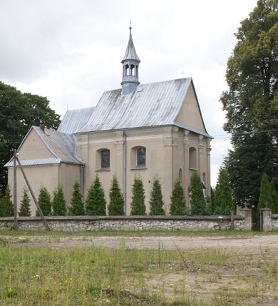 Zdjęcie nr 2: Kościół parafialny pw. św. Mikołaja w Gorenicach to niewielkich rozmiarów orientowana, murowana z cegły i tynkowana budowla na rzucie prostokąta z węższym i nieco niższym prezbiterium, zamkniętym półokrągłą apsydą. Od północy do prezbiterium przylega zakrystia, założona na planie prostokąta. Nad zakrystią znajduje się skarbczyk. Od południa do nawy przylega prostokątna kruchta. Dwuprzęsłowa nawa nakryta jest dachem dwuspadowym z ośmioboczną wieżyczką na sygnaturkę z glorietą zwieńczoną krzyżem. Prezbiterium jednoprzęsłowe nakrywa dach trójpołaciowy, zakrystię dach dwuspadowy. Pokrycie dachowe jest w całości blaszane. Kościół wzniesiono na niewielkim cokole. Artykulację ścian nawy i prezbiterium przeprowadzono przy pomocy monumentalnych, toskańskich pilastrów umieszczonych na wydatnych cokołach. Elewacje korpusu nawowego wieńczy gzyms kordonowy. Prezbiterium zwieńczone gzymsem profilowanym, poniżej którego znajduje się dekoracja w formie wałka. Fasada kościoła, trójosiowa i jednokondygnacyjna, rozczłonkowana jest monumentalnymi, toskańskimi pilastrami w wielkim porządku. Wieńczy ją trójkątna ściana szczytowa. W dwóch trzecich wysokości umieszczono daszek kapnikowy. Na osi głównej elewacji znajduje się prostokątny portal w formie półkolistej arkady zwieńczonej przerwanym, trójkątnym przyczółkiem. Odrzwia portalu dekorowane są pseudokanelowaniem wykonanym w technice płaskiego reliefu. Lico łuku wypełnia geometryczna plecionka, w zworniku znajduje się liść akantu. Przyłucza wypełnia ornament kwiatowy. Wewnątrz przyczółka na niewielkiej konsoli umieszczono kamienny, płaskorzeźbiony kartusz z herbami Rola i Ostoja. Nad portalem znajduje się współczesny, dwuspadowy daszek, powyżej którego rozglifione okno, prostokątne, zamknięte łukiem odcinkowym. W osiach bocznych fasady znajdują się prostokątne nisze z pełnoplastycznymi rzeźbami św. Antoniego i św. Mikołaja. Kruchtę południową ujmują dwa pilastry wspierające przerwany gzyms, zwieńczony trójkątnym przyczółkiem. Na osi znajduje się prostokątne wejście zamknięte łukiem odcinkowym; w ścianie zachodniej prostokątne okno. Okna w nawie i prezbiterium prostokątne, zamknięte łukiem odcinkowym. W zakrystii i w pomieszczeniu nad zakrystią okna w ścianie wschodniej. Korpus kościoła jednonawowy i dwuprzęsłowy nakryty jest sklepieniem kolebkowym z lunetami, na gurtach. Prezbiterium od nawy oddziela półokrągły łuk tęczowy wsparty na pełnym belkowaniu. W narożach nawy głównej przerwane pilastry. Nad apsydą znajduje się koncha, w zakrystii sklepienie kolebkowo-krzyżowe, w pomieszczeniu nad zakrystią kolebkowe z lunetami. Kruchta nakryta sufitem. Drzwi główne na osi kościoła, drewniane, zamknięte łukiem półokrągłym. W pierwszym przęśle drzwi do kruchty w niszy prostokątnej, zamkniętej łukiem odcinkowym. W ścianie prezbiterium drzwi do zakrystii prostokątne, w kamiennym portalu z uszakami, zwieńczonym silnie wysuniętym profilowanym gzymsem. W drugim przęśle chór muzyczny, drewniany, z balustradą. Balustrada rozczłonkowana pilastrami, na wyłamanym cokole, zakończona pulpitem. W narożniku południowo-zachodnim korpusu schody drewniane, załamujące się, prowadzące na chór. Posadzka z płyt wykonanych w technice lastrico, niejednorodna, marmurowa. Plac przykościelny otoczony niewysokim, kamiennym murem. W jego południowo-zachodniej części znajduje się wolnostojąca dzwonnica, murowana z cegły, tynkowana na planie kwadratu. W każdej ścianie okna prostokątne, zamknięte łukiem odcinkowym. Dzwonnica z dachem czterospadowym, krytym blachą. Na cmentarzu dwa nagrobki z początku XX wieku.  
