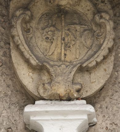 Zdjęcie nr 13: Kościół parafialny pw. św. Mikołaja w Gorenicach to niewielkich rozmiarów orientowana, murowana z cegły i tynkowana budowla na rzucie prostokąta z węższym i nieco niższym prezbiterium, zamkniętym półokrągłą apsydą. Od północy do prezbiterium przylega zakrystia, założona na planie prostokąta. Nad zakrystią znajduje się skarbczyk. Od południa do nawy przylega prostokątna kruchta. Dwuprzęsłowa nawa nakryta jest dachem dwuspadowym z ośmioboczną wieżyczką na sygnaturkę z glorietą zwieńczoną krzyżem. Prezbiterium jednoprzęsłowe nakrywa dach trójpołaciowy, zakrystię dach dwuspadowy. Pokrycie dachowe jest w całości blaszane. Kościół wzniesiono na niewielkim cokole. Artykulację ścian nawy i prezbiterium przeprowadzono przy pomocy monumentalnych, toskańskich pilastrów umieszczonych na wydatnych cokołach. Elewacje korpusu nawowego wieńczy gzyms kordonowy. Prezbiterium zwieńczone gzymsem profilowanym, poniżej którego znajduje się dekoracja w formie wałka. Fasada kościoła, trójosiowa i jednokondygnacyjna, rozczłonkowana jest monumentalnymi, toskańskimi pilastrami w wielkim porządku. Wieńczy ją trójkątna ściana szczytowa. W dwóch trzecich wysokości umieszczono daszek kapnikowy. Na osi głównej elewacji znajduje się prostokątny portal w formie półkolistej arkady zwieńczonej przerwanym, trójkątnym przyczółkiem. Odrzwia portalu dekorowane są pseudokanelowaniem wykonanym w technice płaskiego reliefu. Lico łuku wypełnia geometryczna plecionka, w zworniku znajduje się liść akantu. Przyłucza wypełnia ornament kwiatowy. Wewnątrz przyczółka na niewielkiej konsoli umieszczono kamienny, płaskorzeźbiony kartusz z herbami Rola i Ostoja. Nad portalem znajduje się współczesny, dwuspadowy daszek, powyżej którego rozglifione okno, prostokątne, zamknięte łukiem odcinkowym. W osiach bocznych fasady znajdują się prostokątne nisze z pełnoplastycznymi rzeźbami św. Antoniego i św. Mikołaja. Kruchtę południową ujmują dwa pilastry wspierające przerwany gzyms, zwieńczony trójkątnym przyczółkiem. Na osi znajduje się prostokątne wejście zamknięte łukiem odcinkowym; w ścianie zachodniej prostokątne okno. Okna w nawie i prezbiterium prostokątne, zamknięte łukiem odcinkowym. W zakrystii i w pomieszczeniu nad zakrystią okna w ścianie wschodniej. Korpus kościoła jednonawowy i dwuprzęsłowy nakryty jest sklepieniem kolebkowym z lunetami, na gurtach. Prezbiterium od nawy oddziela półokrągły łuk tęczowy wsparty na pełnym belkowaniu. W narożach nawy głównej przerwane pilastry. Nad apsydą znajduje się koncha, w zakrystii sklepienie kolebkowo-krzyżowe, w pomieszczeniu nad zakrystią kolebkowe z lunetami. Kruchta nakryta sufitem. Drzwi główne na osi kościoła, drewniane, zamknięte łukiem półokrągłym. W pierwszym przęśle drzwi do kruchty w niszy prostokątnej, zamkniętej łukiem odcinkowym. W ścianie prezbiterium drzwi do zakrystii prostokątne, w kamiennym portalu z uszakami, zwieńczonym silnie wysuniętym profilowanym gzymsem. W drugim przęśle chór muzyczny, drewniany, z balustradą. Balustrada rozczłonkowana pilastrami, na wyłamanym cokole, zakończona pulpitem. W narożniku południowo-zachodnim korpusu schody drewniane, załamujące się, prowadzące na chór. Posadzka z płyt wykonanych w technice lastrico, niejednorodna, marmurowa. Plac przykościelny otoczony niewysokim, kamiennym murem. W jego południowo-zachodniej części znajduje się wolnostojąca dzwonnica, murowana z cegły, tynkowana na planie kwadratu. W każdej ścianie okna prostokątne, zamknięte łukiem odcinkowym. Dzwonnica z dachem czterospadowym, krytym blachą. Na cmentarzu dwa nagrobki z początku XX wieku.  
