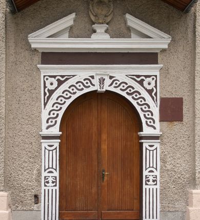 Zdjęcie nr 12: Kościół parafialny pw. św. Mikołaja w Gorenicach to niewielkich rozmiarów orientowana, murowana z cegły i tynkowana budowla na rzucie prostokąta z węższym i nieco niższym prezbiterium, zamkniętym półokrągłą apsydą. Od północy do prezbiterium przylega zakrystia, założona na planie prostokąta. Nad zakrystią znajduje się skarbczyk. Od południa do nawy przylega prostokątna kruchta. Dwuprzęsłowa nawa nakryta jest dachem dwuspadowym z ośmioboczną wieżyczką na sygnaturkę z glorietą zwieńczoną krzyżem. Prezbiterium jednoprzęsłowe nakrywa dach trójpołaciowy, zakrystię dach dwuspadowy. Pokrycie dachowe jest w całości blaszane. Kościół wzniesiono na niewielkim cokole. Artykulację ścian nawy i prezbiterium przeprowadzono przy pomocy monumentalnych, toskańskich pilastrów umieszczonych na wydatnych cokołach. Elewacje korpusu nawowego wieńczy gzyms kordonowy. Prezbiterium zwieńczone gzymsem profilowanym, poniżej którego znajduje się dekoracja w formie wałka. Fasada kościoła, trójosiowa i jednokondygnacyjna, rozczłonkowana jest monumentalnymi, toskańskimi pilastrami w wielkim porządku. Wieńczy ją trójkątna ściana szczytowa. W dwóch trzecich wysokości umieszczono daszek kapnikowy. Na osi głównej elewacji znajduje się prostokątny portal w formie półkolistej arkady zwieńczonej przerwanym, trójkątnym przyczółkiem. Odrzwia portalu dekorowane są pseudokanelowaniem wykonanym w technice płaskiego reliefu. Lico łuku wypełnia geometryczna plecionka, w zworniku znajduje się liść akantu. Przyłucza wypełnia ornament kwiatowy. Wewnątrz przyczółka na niewielkiej konsoli umieszczono kamienny, płaskorzeźbiony kartusz z herbami Rola i Ostoja. Nad portalem znajduje się współczesny, dwuspadowy daszek, powyżej którego rozglifione okno, prostokątne, zamknięte łukiem odcinkowym. W osiach bocznych fasady znajdują się prostokątne nisze z pełnoplastycznymi rzeźbami św. Antoniego i św. Mikołaja. Kruchtę południową ujmują dwa pilastry wspierające przerwany gzyms, zwieńczony trójkątnym przyczółkiem. Na osi znajduje się prostokątne wejście zamknięte łukiem odcinkowym; w ścianie zachodniej prostokątne okno. Okna w nawie i prezbiterium prostokątne, zamknięte łukiem odcinkowym. W zakrystii i w pomieszczeniu nad zakrystią okna w ścianie wschodniej. Korpus kościoła jednonawowy i dwuprzęsłowy nakryty jest sklepieniem kolebkowym z lunetami, na gurtach. Prezbiterium od nawy oddziela półokrągły łuk tęczowy wsparty na pełnym belkowaniu. W narożach nawy głównej przerwane pilastry. Nad apsydą znajduje się koncha, w zakrystii sklepienie kolebkowo-krzyżowe, w pomieszczeniu nad zakrystią kolebkowe z lunetami. Kruchta nakryta sufitem. Drzwi główne na osi kościoła, drewniane, zamknięte łukiem półokrągłym. W pierwszym przęśle drzwi do kruchty w niszy prostokątnej, zamkniętej łukiem odcinkowym. W ścianie prezbiterium drzwi do zakrystii prostokątne, w kamiennym portalu z uszakami, zwieńczonym silnie wysuniętym profilowanym gzymsem. W drugim przęśle chór muzyczny, drewniany, z balustradą. Balustrada rozczłonkowana pilastrami, na wyłamanym cokole, zakończona pulpitem. W narożniku południowo-zachodnim korpusu schody drewniane, załamujące się, prowadzące na chór. Posadzka z płyt wykonanych w technice lastrico, niejednorodna, marmurowa. Plac przykościelny otoczony niewysokim, kamiennym murem. W jego południowo-zachodniej części znajduje się wolnostojąca dzwonnica, murowana z cegły, tynkowana na planie kwadratu. W każdej ścianie okna prostokątne, zamknięte łukiem odcinkowym. Dzwonnica z dachem czterospadowym, krytym blachą. Na cmentarzu dwa nagrobki z początku XX wieku.  
