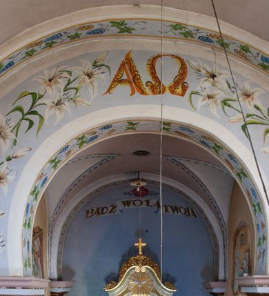 Zdjęcie nr 3: Kościół parafialny pw. św. Mikołaja w Gorenicach to niewielkich rozmiarów orientowana, murowana z cegły i tynkowana budowla na rzucie prostokąta z węższym i nieco niższym prezbiterium, zamkniętym półokrągłą apsydą. Od północy do prezbiterium przylega zakrystia, założona na planie prostokąta. Nad zakrystią znajduje się skarbczyk. Od południa do nawy przylega prostokątna kruchta. Dwuprzęsłowa nawa nakryta jest dachem dwuspadowym z ośmioboczną wieżyczką na sygnaturkę z glorietą zwieńczoną krzyżem. Prezbiterium jednoprzęsłowe nakrywa dach trójpołaciowy, zakrystię dach dwuspadowy. Pokrycie dachowe jest w całości blaszane. Kościół wzniesiono na niewielkim cokole. Artykulację ścian nawy i prezbiterium przeprowadzono przy pomocy monumentalnych, toskańskich pilastrów umieszczonych na wydatnych cokołach. Elewacje korpusu nawowego wieńczy gzyms kordonowy. Prezbiterium zwieńczone gzymsem profilowanym, poniżej którego znajduje się dekoracja w formie wałka. Fasada kościoła, trójosiowa i jednokondygnacyjna, rozczłonkowana jest monumentalnymi, toskańskimi pilastrami w wielkim porządku. Wieńczy ją trójkątna ściana szczytowa. W dwóch trzecich wysokości umieszczono daszek kapnikowy. Na osi głównej elewacji znajduje się prostokątny portal w formie półkolistej arkady zwieńczonej przerwanym, trójkątnym przyczółkiem. Odrzwia portalu dekorowane są pseudokanelowaniem wykonanym w technice płaskiego reliefu. Lico łuku wypełnia geometryczna plecionka, w zworniku znajduje się liść akantu. Przyłucza wypełnia ornament kwiatowy. Wewnątrz przyczółka na niewielkiej konsoli umieszczono kamienny, płaskorzeźbiony kartusz z herbami Rola i Ostoja. Nad portalem znajduje się współczesny, dwuspadowy daszek, powyżej którego rozglifione okno, prostokątne, zamknięte łukiem odcinkowym. W osiach bocznych fasady znajdują się prostokątne nisze z pełnoplastycznymi rzeźbami św. Antoniego i św. Mikołaja. Kruchtę południową ujmują dwa pilastry wspierające przerwany gzyms, zwieńczony trójkątnym przyczółkiem. Na osi znajduje się prostokątne wejście zamknięte łukiem odcinkowym; w ścianie zachodniej prostokątne okno. Okna w nawie i prezbiterium prostokątne, zamknięte łukiem odcinkowym. W zakrystii i w pomieszczeniu nad zakrystią okna w ścianie wschodniej. Korpus kościoła jednonawowy i dwuprzęsłowy nakryty jest sklepieniem kolebkowym z lunetami, na gurtach. Prezbiterium od nawy oddziela półokrągły łuk tęczowy wsparty na pełnym belkowaniu. W narożach nawy głównej przerwane pilastry. Nad apsydą znajduje się koncha, w zakrystii sklepienie kolebkowo-krzyżowe, w pomieszczeniu nad zakrystią kolebkowe z lunetami. Kruchta nakryta sufitem. Drzwi główne na osi kościoła, drewniane, zamknięte łukiem półokrągłym. W pierwszym przęśle drzwi do kruchty w niszy prostokątnej, zamkniętej łukiem odcinkowym. W ścianie prezbiterium drzwi do zakrystii prostokątne, w kamiennym portalu z uszakami, zwieńczonym silnie wysuniętym profilowanym gzymsem. W drugim przęśle chór muzyczny, drewniany, z balustradą. Balustrada rozczłonkowana pilastrami, na wyłamanym cokole, zakończona pulpitem. W narożniku południowo-zachodnim korpusu schody drewniane, załamujące się, prowadzące na chór. Posadzka z płyt wykonanych w technice lastrico, niejednorodna, marmurowa. Plac przykościelny otoczony niewysokim, kamiennym murem. W jego południowo-zachodniej części znajduje się wolnostojąca dzwonnica, murowana z cegły, tynkowana na planie kwadratu. W każdej ścianie okna prostokątne, zamknięte łukiem odcinkowym. Dzwonnica z dachem czterospadowym, krytym blachą. Na cmentarzu dwa nagrobki z początku XX wieku.  
