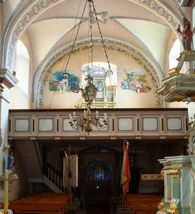 Zdjęcie nr 7: Kościół parafialny pw. św. Mikołaja w Gorenicach to niewielkich rozmiarów orientowana, murowana z cegły i tynkowana budowla na rzucie prostokąta z węższym i nieco niższym prezbiterium, zamkniętym półokrągłą apsydą. Od północy do prezbiterium przylega zakrystia, założona na planie prostokąta. Nad zakrystią znajduje się skarbczyk. Od południa do nawy przylega prostokątna kruchta. Dwuprzęsłowa nawa nakryta jest dachem dwuspadowym z ośmioboczną wieżyczką na sygnaturkę z glorietą zwieńczoną krzyżem. Prezbiterium jednoprzęsłowe nakrywa dach trójpołaciowy, zakrystię dach dwuspadowy. Pokrycie dachowe jest w całości blaszane. Kościół wzniesiono na niewielkim cokole. Artykulację ścian nawy i prezbiterium przeprowadzono przy pomocy monumentalnych, toskańskich pilastrów umieszczonych na wydatnych cokołach. Elewacje korpusu nawowego wieńczy gzyms kordonowy. Prezbiterium zwieńczone gzymsem profilowanym, poniżej którego znajduje się dekoracja w formie wałka. Fasada kościoła, trójosiowa i jednokondygnacyjna, rozczłonkowana jest monumentalnymi, toskańskimi pilastrami w wielkim porządku. Wieńczy ją trójkątna ściana szczytowa. W dwóch trzecich wysokości umieszczono daszek kapnikowy. Na osi głównej elewacji znajduje się prostokątny portal w formie półkolistej arkady zwieńczonej przerwanym, trójkątnym przyczółkiem. Odrzwia portalu dekorowane są pseudokanelowaniem wykonanym w technice płaskiego reliefu. Lico łuku wypełnia geometryczna plecionka, w zworniku znajduje się liść akantu. Przyłucza wypełnia ornament kwiatowy. Wewnątrz przyczółka na niewielkiej konsoli umieszczono kamienny, płaskorzeźbiony kartusz z herbami Rola i Ostoja. Nad portalem znajduje się współczesny, dwuspadowy daszek, powyżej którego rozglifione okno, prostokątne, zamknięte łukiem odcinkowym. W osiach bocznych fasady znajdują się prostokątne nisze z pełnoplastycznymi rzeźbami św. Antoniego i św. Mikołaja. Kruchtę południową ujmują dwa pilastry wspierające przerwany gzyms, zwieńczony trójkątnym przyczółkiem. Na osi znajduje się prostokątne wejście zamknięte łukiem odcinkowym; w ścianie zachodniej prostokątne okno. Okna w nawie i prezbiterium prostokątne, zamknięte łukiem odcinkowym. W zakrystii i w pomieszczeniu nad zakrystią okna w ścianie wschodniej. Korpus kościoła jednonawowy i dwuprzęsłowy nakryty jest sklepieniem kolebkowym z lunetami, na gurtach. Prezbiterium od nawy oddziela półokrągły łuk tęczowy wsparty na pełnym belkowaniu. W narożach nawy głównej przerwane pilastry. Nad apsydą znajduje się koncha, w zakrystii sklepienie kolebkowo-krzyżowe, w pomieszczeniu nad zakrystią kolebkowe z lunetami. Kruchta nakryta sufitem. Drzwi główne na osi kościoła, drewniane, zamknięte łukiem półokrągłym. W pierwszym przęśle drzwi do kruchty w niszy prostokątnej, zamkniętej łukiem odcinkowym. W ścianie prezbiterium drzwi do zakrystii prostokątne, w kamiennym portalu z uszakami, zwieńczonym silnie wysuniętym profilowanym gzymsem. W drugim przęśle chór muzyczny, drewniany, z balustradą. Balustrada rozczłonkowana pilastrami, na wyłamanym cokole, zakończona pulpitem. W narożniku południowo-zachodnim korpusu schody drewniane, załamujące się, prowadzące na chór. Posadzka z płyt wykonanych w technice lastrico, niejednorodna, marmurowa. Plac przykościelny otoczony niewysokim, kamiennym murem. W jego południowo-zachodniej części znajduje się wolnostojąca dzwonnica, murowana z cegły, tynkowana na planie kwadratu. W każdej ścianie okna prostokątne, zamknięte łukiem odcinkowym. Dzwonnica z dachem czterospadowym, krytym blachą. Na cmentarzu dwa nagrobki z początku XX wieku.  
