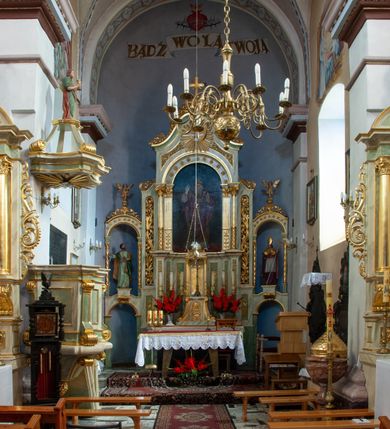 Zdjęcie nr 8: Kościół parafialny pw. św. Mikołaja w Gorenicach to niewielkich rozmiarów orientowana, murowana z cegły i tynkowana budowla na rzucie prostokąta z węższym i nieco niższym prezbiterium, zamkniętym półokrągłą apsydą. Od północy do prezbiterium przylega zakrystia, założona na planie prostokąta. Nad zakrystią znajduje się skarbczyk. Od południa do nawy przylega prostokątna kruchta. Dwuprzęsłowa nawa nakryta jest dachem dwuspadowym z ośmioboczną wieżyczką na sygnaturkę z glorietą zwieńczoną krzyżem. Prezbiterium jednoprzęsłowe nakrywa dach trójpołaciowy, zakrystię dach dwuspadowy. Pokrycie dachowe jest w całości blaszane. Kościół wzniesiono na niewielkim cokole. Artykulację ścian nawy i prezbiterium przeprowadzono przy pomocy monumentalnych, toskańskich pilastrów umieszczonych na wydatnych cokołach. Elewacje korpusu nawowego wieńczy gzyms kordonowy. Prezbiterium zwieńczone gzymsem profilowanym, poniżej którego znajduje się dekoracja w formie wałka. Fasada kościoła, trójosiowa i jednokondygnacyjna, rozczłonkowana jest monumentalnymi, toskańskimi pilastrami w wielkim porządku. Wieńczy ją trójkątna ściana szczytowa. W dwóch trzecich wysokości umieszczono daszek kapnikowy. Na osi głównej elewacji znajduje się prostokątny portal w formie półkolistej arkady zwieńczonej przerwanym, trójkątnym przyczółkiem. Odrzwia portalu dekorowane są pseudokanelowaniem wykonanym w technice płaskiego reliefu. Lico łuku wypełnia geometryczna plecionka, w zworniku znajduje się liść akantu. Przyłucza wypełnia ornament kwiatowy. Wewnątrz przyczółka na niewielkiej konsoli umieszczono kamienny, płaskorzeźbiony kartusz z herbami Rola i Ostoja. Nad portalem znajduje się współczesny, dwuspadowy daszek, powyżej którego rozglifione okno, prostokątne, zamknięte łukiem odcinkowym. W osiach bocznych fasady znajdują się prostokątne nisze z pełnoplastycznymi rzeźbami św. Antoniego i św. Mikołaja. Kruchtę południową ujmują dwa pilastry wspierające przerwany gzyms, zwieńczony trójkątnym przyczółkiem. Na osi znajduje się prostokątne wejście zamknięte łukiem odcinkowym; w ścianie zachodniej prostokątne okno. Okna w nawie i prezbiterium prostokątne, zamknięte łukiem odcinkowym. W zakrystii i w pomieszczeniu nad zakrystią okna w ścianie wschodniej. Korpus kościoła jednonawowy i dwuprzęsłowy nakryty jest sklepieniem kolebkowym z lunetami, na gurtach. Prezbiterium od nawy oddziela półokrągły łuk tęczowy wsparty na pełnym belkowaniu. W narożach nawy głównej przerwane pilastry. Nad apsydą znajduje się koncha, w zakrystii sklepienie kolebkowo-krzyżowe, w pomieszczeniu nad zakrystią kolebkowe z lunetami. Kruchta nakryta sufitem. Drzwi główne na osi kościoła, drewniane, zamknięte łukiem półokrągłym. W pierwszym przęśle drzwi do kruchty w niszy prostokątnej, zamkniętej łukiem odcinkowym. W ścianie prezbiterium drzwi do zakrystii prostokątne, w kamiennym portalu z uszakami, zwieńczonym silnie wysuniętym profilowanym gzymsem. W drugim przęśle chór muzyczny, drewniany, z balustradą. Balustrada rozczłonkowana pilastrami, na wyłamanym cokole, zakończona pulpitem. W narożniku południowo-zachodnim korpusu schody drewniane, załamujące się, prowadzące na chór. Posadzka z płyt wykonanych w technice lastrico, niejednorodna, marmurowa. Plac przykościelny otoczony niewysokim, kamiennym murem. W jego południowo-zachodniej części znajduje się wolnostojąca dzwonnica, murowana z cegły, tynkowana na planie kwadratu. W każdej ścianie okna prostokątne, zamknięte łukiem odcinkowym. Dzwonnica z dachem czterospadowym, krytym blachą. Na cmentarzu dwa nagrobki z początku XX wieku.  
