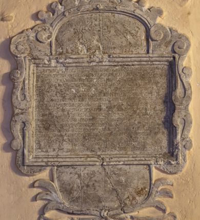 Zdjęcie nr 1: Kamienna tablica w kształcie leżącego prostokąta ujęta profilowaną ramą z motywem wolut po bokach. W centralnym polu majuskułowa inskrypcja łacińska o treści: „VETUSTATE POST DESTRVCTA(M) ECCLESIAM GORENECEN(SEM) LIGNEA(M) HANC EX MVRO / IN LOCO NOVO EXTRUere CIRCA ANNU(M) 1645 MAGNIFC(US) ALEXANDER IN SLUPOW SZEMBEK / BVRGABI(US) CRACOVIEN(SIS) INCEPIT ET FILIUS EI(US) MAGIF(ICUS) CAROL(US) IN SLUPOW SZEMBEK BVR/GABI(US) CRACOVIEN(SIS) SVB FENESTRAS PROFECIT, POST CVI(US) FATA EIVSDE[M] CONSORS DERELI/CTA MAGNIFICA CHRISTINA a DEMBIANY IN STATV VIDVALI, AC (SECVN)DO VOTO MAGNIF[ICI] ADA/MI KOCHANWSKI VICES GEREN(TIS) CRACOVIEN(SI) DEMVM (TER)TIO VOTO MAGNIFICI MATHIAE ALEXA/NDRI A TARNÓW TARNOWSKI VENATORIS LANCICIEN(SI) CAPITAN(EI) SEVERIAE CONSOSRS CVm EODEM / VENATORE LANCIC(IENSI) MARITO SVO CIRCA ANNV[M] 1673 PERFECIT AC PER ILL(VST)R(I)S(I)MVM ET R(EVE)R(E)ND(I)S(I)MVM D(OMI)N(UM) / NICOLAVM OBORSKI EPISCOPV(M) LAODICEN(SEM) SUFFRAGANEV(M) CRACOVIENSE(M) SVB TITVLO S(ANCTI) NICO/LAI DOMINICA Prima Post FESTV(M) S(ANCTI) MICHAELIS ARCHANG[ELI] CONSECRARI CVRAVIT QUAE ECCLESIA VITI/O  MATERIAE ET TEMPORV(M) PENVRIA A FUNDAMENTIS FRONTE et LATERIB(US) DVM DESTRVERETVR ILLUSTRES / MAGIFIC[I] MICHAEL STANISLAVS TARNOWSKI CASTELLAN(US) SIRADIENSIS Pra[e]fatoru(m) MATHAIE et CHRI/STINAE VENATORV(M) LANCICIEN(SIUM) FILIUS ET ROSA DE RYLSKO SCIBOROWNA CONIVGES a FUNDAMENTIS BASES / LATERA FACIATAM et intus PAVIMENTU(M) SECTIS LAPIDIB(US) DARE ET UBI NECESSE ERAT LATERCVLO / BITVMINE LIGNORa AUGERE RESTAURARE TEGERE ALTARIB(US) SUPELLECTII ET ORNAMENTIS / DECORARI VLTRA ANNIS TRIGNITA IN ANNVM D(OMI)NI 1731 CVRAVERUNT AD MAIOREM DEI GLO/RIAM BEATISSIMAE VIRGINIS MARIAE HONOREM OMNIUMQUE SANCTORVM DEI CVLTUM”. Zwieńczenie zamknięte łukiem koszowym dekorowanym motywem korony. W jego polu przedstawiono ryte herby Rawicz i Szembek. W dolnej części tablicy, poniżej inskrypcji, mieszczą się wykonane analogicznie herby Ostoja i Rola oraz skrzyżowane gałązki laurowe.


