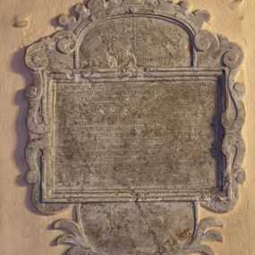Zdjęcie nr 1: Kamienna tablica w kształcie leżącego prostokąta ujęta profilowaną ramą z motywem wolut po bokach. W centralnym polu majuskułowa inskrypcja łacińska o treści: „VETUSTATE POST DESTRVCTA(M) ECCLESIAM GORENECEN(SEM) LIGNEA(M) HANC EX MVRO / IN LOCO NOVO EXTRUere CIRCA ANNU(M) 1645 MAGNIFC(US) ALEXANDER IN SLUPOW SZEMBEK / BVRGABI(US) CRACOVIEN(SIS) INCEPIT ET FILIUS EI(US) MAGIF(ICUS) CAROL(US) IN SLUPOW SZEMBEK BVR/GABI(US) CRACOVIEN(SIS) SVB FENESTRAS PROFECIT, POST CVI(US) FATA EIVSDE[M] CONSORS DERELI/CTA MAGNIFICA CHRISTINA a DEMBIANY IN STATV VIDVALI, AC (SECVN)DO VOTO MAGNIF[ICI] ADA/MI KOCHANWSKI VICES GEREN(TIS) CRACOVIEN(SI) DEMVM (TER)TIO VOTO MAGNIFICI MATHIAE ALEXA/NDRI A TARNÓW TARNOWSKI VENATORIS LANCICIEN(SI) CAPITAN(EI) SEVERIAE CONSOSRS CVm EODEM / VENATORE LANCIC(IENSI) MARITO SVO CIRCA ANNV[M] 1673 PERFECIT AC PER ILL(VST)R(I)S(I)MVM ET R(EVE)R(E)ND(I)S(I)MVM D(OMI)N(UM) / NICOLAVM OBORSKI EPISCOPV(M) LAODICEN(SEM) SUFFRAGANEV(M) CRACOVIENSE(M) SVB TITVLO S(ANCTI) NICO/LAI DOMINICA Prima Post FESTV(M) S(ANCTI) MICHAELIS ARCHANG[ELI] CONSECRARI CVRAVIT QUAE ECCLESIA VITI/O  MATERIAE ET TEMPORV(M) PENVRIA A FUNDAMENTIS FRONTE et LATERIB(US) DVM DESTRVERETVR ILLUSTRES / MAGIFIC[I] MICHAEL STANISLAVS TARNOWSKI CASTELLAN(US) SIRADIENSIS Pra[e]fatoru(m) MATHAIE et CHRI/STINAE VENATORV(M) LANCICIEN(SIUM) FILIUS ET ROSA DE RYLSKO SCIBOROWNA CONIVGES a FUNDAMENTIS BASES / LATERA FACIATAM et intus PAVIMENTU(M) SECTIS LAPIDIB(US) DARE ET UBI NECESSE ERAT LATERCVLO / BITVMINE LIGNORa AUGERE RESTAURARE TEGERE ALTARIB(US) SUPELLECTII ET ORNAMENTIS / DECORARI VLTRA ANNIS TRIGNITA IN ANNVM D(OMI)NI 1731 CVRAVERUNT AD MAIOREM DEI GLO/RIAM BEATISSIMAE VIRGINIS MARIAE HONOREM OMNIUMQUE SANCTORVM DEI CVLTUM”. Zwieńczenie zamknięte łukiem koszowym dekorowanym motywem korony. W jego polu przedstawiono ryte herby Rawicz i Szembek. W dolnej części tablicy, poniżej inskrypcji, mieszczą się wykonane analogicznie herby Ostoja i Rola oraz skrzyżowane gałązki laurowe.

