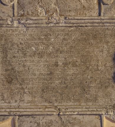 Zdjęcie nr 2: Kamienna tablica w kształcie leżącego prostokąta ujęta profilowaną ramą z motywem wolut po bokach. W centralnym polu majuskułowa inskrypcja łacińska o treści: „VETUSTATE POST DESTRVCTA(M) ECCLESIAM GORENECEN(SEM) LIGNEA(M) HANC EX MVRO / IN LOCO NOVO EXTRUere CIRCA ANNU(M) 1645 MAGNIFC(US) ALEXANDER IN SLUPOW SZEMBEK / BVRGABI(US) CRACOVIEN(SIS) INCEPIT ET FILIUS EI(US) MAGIF(ICUS) CAROL(US) IN SLUPOW SZEMBEK BVR/GABI(US) CRACOVIEN(SIS) SVB FENESTRAS PROFECIT, POST CVI(US) FATA EIVSDE[M] CONSORS DERELI/CTA MAGNIFICA CHRISTINA a DEMBIANY IN STATV VIDVALI, AC (SECVN)DO VOTO MAGNIF[ICI] ADA/MI KOCHANWSKI VICES GEREN(TIS) CRACOVIEN(SI) DEMVM (TER)TIO VOTO MAGNIFICI MATHIAE ALEXA/NDRI A TARNÓW TARNOWSKI VENATORIS LANCICIEN(SI) CAPITAN(EI) SEVERIAE CONSOSRS CVm EODEM / VENATORE LANCIC(IENSI) MARITO SVO CIRCA ANNV[M] 1673 PERFECIT AC PER ILL(VST)R(I)S(I)MVM ET R(EVE)R(E)ND(I)S(I)MVM D(OMI)N(UM) / NICOLAVM OBORSKI EPISCOPV(M) LAODICEN(SEM) SUFFRAGANEV(M) CRACOVIENSE(M) SVB TITVLO S(ANCTI) NICO/LAI DOMINICA Prima Post FESTV(M) S(ANCTI) MICHAELIS ARCHANG[ELI] CONSECRARI CVRAVIT QUAE ECCLESIA VITI/O  MATERIAE ET TEMPORV(M) PENVRIA A FUNDAMENTIS FRONTE et LATERIB(US) DVM DESTRVERETVR ILLUSTRES / MAGIFIC[I] MICHAEL STANISLAVS TARNOWSKI CASTELLAN(US) SIRADIENSIS Pra[e]fatoru(m) MATHAIE et CHRI/STINAE VENATORV(M) LANCICIEN(SIUM) FILIUS ET ROSA DE RYLSKO SCIBOROWNA CONIVGES a FUNDAMENTIS BASES / LATERA FACIATAM et intus PAVIMENTU(M) SECTIS LAPIDIB(US) DARE ET UBI NECESSE ERAT LATERCVLO / BITVMINE LIGNORa AUGERE RESTAURARE TEGERE ALTARIB(US) SUPELLECTII ET ORNAMENTIS / DECORARI VLTRA ANNIS TRIGNITA IN ANNVM D(OMI)NI 1731 CVRAVERUNT AD MAIOREM DEI GLO/RIAM BEATISSIMAE VIRGINIS MARIAE HONOREM OMNIUMQUE SANCTORVM DEI CVLTUM”. Zwieńczenie zamknięte łukiem koszowym dekorowanym motywem korony. W jego polu przedstawiono ryte herby Rawicz i Szembek. W dolnej części tablicy, poniżej inskrypcji, mieszczą się wykonane analogicznie herby Ostoja i Rola oraz skrzyżowane gałązki laurowe.

