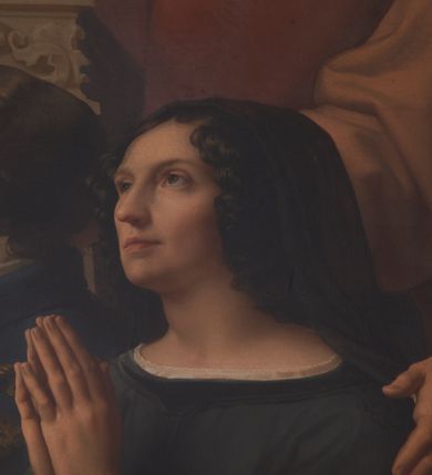 Zdjęcie nr 8: Obraz w kształcie prostokąta zamkniętego łukiem odcinkowym. Matka Boska z Dzieciątkiem na lewym kolanie siedzi na tronie umieszczonym na wysokim postumencie, pod ażurowym baldachimem wspartym na cienkich kolumienkach wiązkowych. Ubrana w czerwoną suknię i niebieski płaszcz, w prawej ręce trzyma berło, na głowie korona otwarta. Dzieciątko, odziane w niebieską sukienkę, wznosi prawą rączkę w geście błogosławieństwa, w lewej trzyma niebieską kulę świata,. Po bokach Matki Boskiej postacie skrzydlatych aniołów, z których umieszczone w górze unoszą girlandy kwiatów. U podstawy postumentu klęczą z rękami złożonymi w geście modlitwy członkowie rodziny Potockich (Artur i Zofia oraz Andrzej), zwróceni ku Matce Boskiej, polecani przez swoich świętych patronów. Tło obrazu niebieskie. Na cokole inskrypcja majuskułowa (początek antyfony brewiarzowej): SALVE REGINA / [MATER] MISERICO[DIAE] / [VITA] [DUL]CED[O] . Obraz w prostokątnej ramie zamkniętej półkoliście.