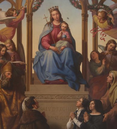 Zdjęcie nr 1: Obraz w kształcie prostokąta zamkniętego łukiem odcinkowym. Matka Boska z Dzieciątkiem na lewym kolanie siedzi na tronie umieszczonym na wysokim postumencie, pod ażurowym baldachimem wspartym na cienkich kolumienkach wiązkowych. Ubrana w czerwoną suknię i niebieski płaszcz, w prawej ręce trzyma berło, na głowie korona otwarta. Dzieciątko, odziane w niebieską sukienkę, wznosi prawą rączkę w geście błogosławieństwa, w lewej trzyma niebieską kulę świata,. Po bokach Matki Boskiej postacie skrzydlatych aniołów, z których umieszczone w górze unoszą girlandy kwiatów. U podstawy postumentu klęczą z rękami złożonymi w geście modlitwy członkowie rodziny Potockich (Artur i Zofia oraz Andrzej), zwróceni ku Matce Boskiej, polecani przez swoich świętych patronów. Tło obrazu niebieskie. Na cokole inskrypcja majuskułowa (początek antyfony brewiarzowej): SALVE REGINA / [MATER] MISERICO[DIAE] / [VITA] [DUL]CED[O] . Obraz w prostokątnej ramie zamkniętej półkoliście.