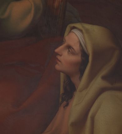 Zdjęcie nr 11: Obraz w kształcie prostokąta zamkniętego łukiem odcinkowym. Matka Boska z Dzieciątkiem na lewym kolanie siedzi na tronie umieszczonym na wysokim postumencie, pod ażurowym baldachimem wspartym na cienkich kolumienkach wiązkowych. Ubrana w czerwoną suknię i niebieski płaszcz, w prawej ręce trzyma berło, na głowie korona otwarta. Dzieciątko, odziane w niebieską sukienkę, wznosi prawą rączkę w geście błogosławieństwa, w lewej trzyma niebieską kulę świata,. Po bokach Matki Boskiej postacie skrzydlatych aniołów, z których umieszczone w górze unoszą girlandy kwiatów. U podstawy postumentu klęczą z rękami złożonymi w geście modlitwy członkowie rodziny Potockich (Artur i Zofia oraz Andrzej), zwróceni ku Matce Boskiej, polecani przez swoich świętych patronów. Tło obrazu niebieskie. Na cokole inskrypcja majuskułowa (początek antyfony brewiarzowej): SALVE REGINA / [MATER] MISERICO[DIAE] / [VITA] [DUL]CED[O] . Obraz w prostokątnej ramie zamkniętej półkoliście.