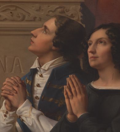 Zdjęcie nr 6: Obraz w kształcie prostokąta zamkniętego łukiem odcinkowym. Matka Boska z Dzieciątkiem na lewym kolanie siedzi na tronie umieszczonym na wysokim postumencie, pod ażurowym baldachimem wspartym na cienkich kolumienkach wiązkowych. Ubrana w czerwoną suknię i niebieski płaszcz, w prawej ręce trzyma berło, na głowie korona otwarta. Dzieciątko, odziane w niebieską sukienkę, wznosi prawą rączkę w geście błogosławieństwa, w lewej trzyma niebieską kulę świata,. Po bokach Matki Boskiej postacie skrzydlatych aniołów, z których umieszczone w górze unoszą girlandy kwiatów. U podstawy postumentu klęczą z rękami złożonymi w geście modlitwy członkowie rodziny Potockich (Artur i Zofia oraz Andrzej), zwróceni ku Matce Boskiej, polecani przez swoich świętych patronów. Tło obrazu niebieskie. Na cokole inskrypcja majuskułowa (początek antyfony brewiarzowej): SALVE REGINA / [MATER] MISERICO[DIAE] / [VITA] [DUL]CED[O] . Obraz w prostokątnej ramie zamkniętej półkoliście.