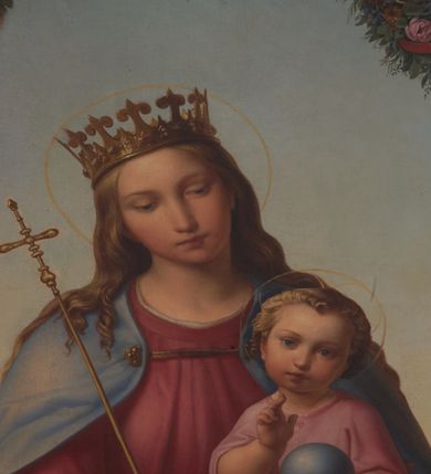 Zdjęcie nr 5: Obraz w kształcie prostokąta zamkniętego łukiem odcinkowym. Matka Boska z Dzieciątkiem na lewym kolanie siedzi na tronie umieszczonym na wysokim postumencie, pod ażurowym baldachimem wspartym na cienkich kolumienkach wiązkowych. Ubrana w czerwoną suknię i niebieski płaszcz, w prawej ręce trzyma berło, na głowie korona otwarta. Dzieciątko, odziane w niebieską sukienkę, wznosi prawą rączkę w geście błogosławieństwa, w lewej trzyma niebieską kulę świata,. Po bokach Matki Boskiej postacie skrzydlatych aniołów, z których umieszczone w górze unoszą girlandy kwiatów. U podstawy postumentu klęczą z rękami złożonymi w geście modlitwy członkowie rodziny Potockich (Artur i Zofia oraz Andrzej), zwróceni ku Matce Boskiej, polecani przez swoich świętych patronów. Tło obrazu niebieskie. Na cokole inskrypcja majuskułowa (początek antyfony brewiarzowej): SALVE REGINA / [MATER] MISERICO[DIAE] / [VITA] [DUL]CED[O] . Obraz w prostokątnej ramie zamkniętej półkoliście.