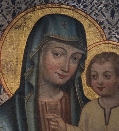 Zdjęcie nr 3: Obraz w kształcie prostokąta zamkniętego łukiem półkolistym obniżonym nadwieszonym. Matka Boska z Dzieciątkiem ukazana pośrodku płótna, frontalnie, w pozycji stojącej, w trzech czwartych postaci, z głową lekko pochyloną na lewy bark. Lewą ręką podtrzymuje siedzące na jej przedramieniu Dzieciątko, prawą wskazuje na Syna.  Głowa mała, twarz o drobnych, delikatnych rysach, cienkich brwiach, wąskim, długim nosie, i krótkiej brodzie. Ubrana w szeroką - nieproporcjonalnie do postaci - brązową suknię, układającą się w regularne pionowe fałdy, oraz ciemnozielony płaszcz okrywający również głowę. Dzieciątko zwrócone w trzech czwartych w prawo, o małej główce okolonej krótkimi kręconymi włosami; uśmiechnięte, wznosi prawą rączkę w geście błogosławienia; ubrane w żółtą sukienkę i biały płaszcz zdobiony wielobarwnymi kwiatkami. Wokół głów Matki Boskiej i Dzieciątka koliste nimby z gwiazdkami. Tło złote, malowane w wąskie liście i kwiaty lilii. Rama obrazu ażurowa o motywie chrząstki.