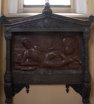 Zdjęcie nr 1: Nagrobek składa się z płyty w kształcie leżącego prostokąta i obramienia architektonicznego. Na płycie jest ukazany mężczyzna w zbroi w pozie na wpół leżącej, wsparty na ugiętej prawej ręce ułożonej na poduszce, ze zgiętymi i skrzyżowanymi nogami. Jego twarz jest przedstawiona frontalnie, oczy zamknięte, długi nos, z wyraźnie zarysowanymi brwiami i zmarszczkami na czole. Włosy ma krótkie, z kręconym lekko czubem, wąsy długie, sumiaste, broda krótka. Ubrany jest w zbroję płytową, z szarfą przewiązaną przez lewe ramię. Zbroja typu husarskiego, składająca się z napierśnika z dwoma folgami brzusznymi pod szyją zakończonego wałkiem w formie sznura, z trzyfolgowych naramienników, nałokci, z sześciofolgowych taszek przypiętych do pasa, nakolanników, nagolenników i butów z ostrogami. W prawej ręce trzyma buławę, lewą opiera na udzie. Przy boku widnieje szabla, a w tle panoplia – topór, miecz, szabla, tarcza i hełm.  
Obramienie wsparte na czterech konsolach – dwóch przyściennych i dwóch wysuniętych, dźwigających cokół z inskrypcją i dwie kolumny przewiązane w połowie opaską z romanizującymi kapitelami. Wieńczący obramienie trójkątny przyczółek jest ujęty kaboszonami i liściastymi akroterionami, a zwieńczony uproszczoną szyszką. W tympanonie wypełnionym wicią roślinną tarcza z godłem herbu Drużyna, zwieńczona hełmem z koroną.     
Na podstawie obramienia inskrypcja &quot;Sebastianus Comes in Wisnicz Lubomirski / Castellanus Woynicensis Sandomiriensis Scepusiensis, Dobciciensis Capitaneus Burgrab(ius) Cracov(iensis) atque Zupparum salinarum Praefectus. / Antiqua fide et virtute Senator Republicae integritatis studiosysimus, Bello et pace clarus; / Obiit 20 Julii Anno MDCXIII aetatis 76; sepullus Cracoviae; Relicta ex conjuge Anna de Ruszcza Branicka progenie. / Monumentum hocce velustate collapsum restaurari atque hic poni curavit. Sophia de Comitibus Branickie comitissa Potocka. / A(NNO) D(OMINI) MDCCCLI&quot;. 