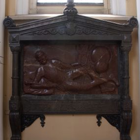 Zdjęcie nr 1: Nagrobek składa się z płyty w kształcie leżącego prostokąta i obramienia architektonicznego. Na płycie jest ukazany mężczyzna w zbroi w pozie na wpół leżącej, wsparty na ugiętej prawej ręce ułożonej na poduszce, ze zgiętymi i skrzyżowanymi nogami. Jego twarz jest przedstawiona frontalnie, oczy zamknięte, długi nos, z wyraźnie zarysowanymi brwiami i zmarszczkami na czole. Włosy ma krótkie, z kręconym lekko czubem, wąsy długie, sumiaste, broda krótka. Ubrany jest w zbroję płytową, z szarfą przewiązaną przez lewe ramię. Zbroja typu husarskiego, składająca się z napierśnika z dwoma folgami brzusznymi pod szyją zakończonego wałkiem w formie sznura, z trzyfolgowych naramienników, nałokci, z sześciofolgowych taszek przypiętych do pasa, nakolanników, nagolenników i butów z ostrogami. W prawej ręce trzyma buławę, lewą opiera na udzie. Przy boku widnieje szabla, a w tle panoplia – topór, miecz, szabla, tarcza i hełm.  
Obramienie wsparte na czterech konsolach – dwóch przyściennych i dwóch wysuniętych, dźwigających cokół z inskrypcją i dwie kolumny przewiązane w połowie opaską z romanizującymi kapitelami. Wieńczący obramienie trójkątny przyczółek jest ujęty kaboszonami i liściastymi akroterionami, a zwieńczony uproszczoną szyszką. W tympanonie wypełnionym wicią roślinną tarcza z godłem herbu Drużyna, zwieńczona hełmem z koroną.     
Na podstawie obramienia inskrypcja "Sebastianus Comes in Wisnicz Lubomirski / Castellanus Woynicensis Sandomiriensis Scepusiensis, Dobciciensis Capitaneus Burgrab(ius) Cracov(iensis) atque Zupparum salinarum Praefectus. / Antiqua fide et virtute Senator Republicae integritatis studiosysimus, Bello et pace clarus; / Obiit 20 Julii Anno MDCXIII aetatis 76; sepullus Cracoviae; Relicta ex conjuge Anna de Ruszcza Branicka progenie. / Monumentum hocce velustate collapsum restaurari atque hic poni curavit. Sophia de Comitibus Branickie comitissa Potocka. / A(NNO) D(OMINI) MDCCCLI". 